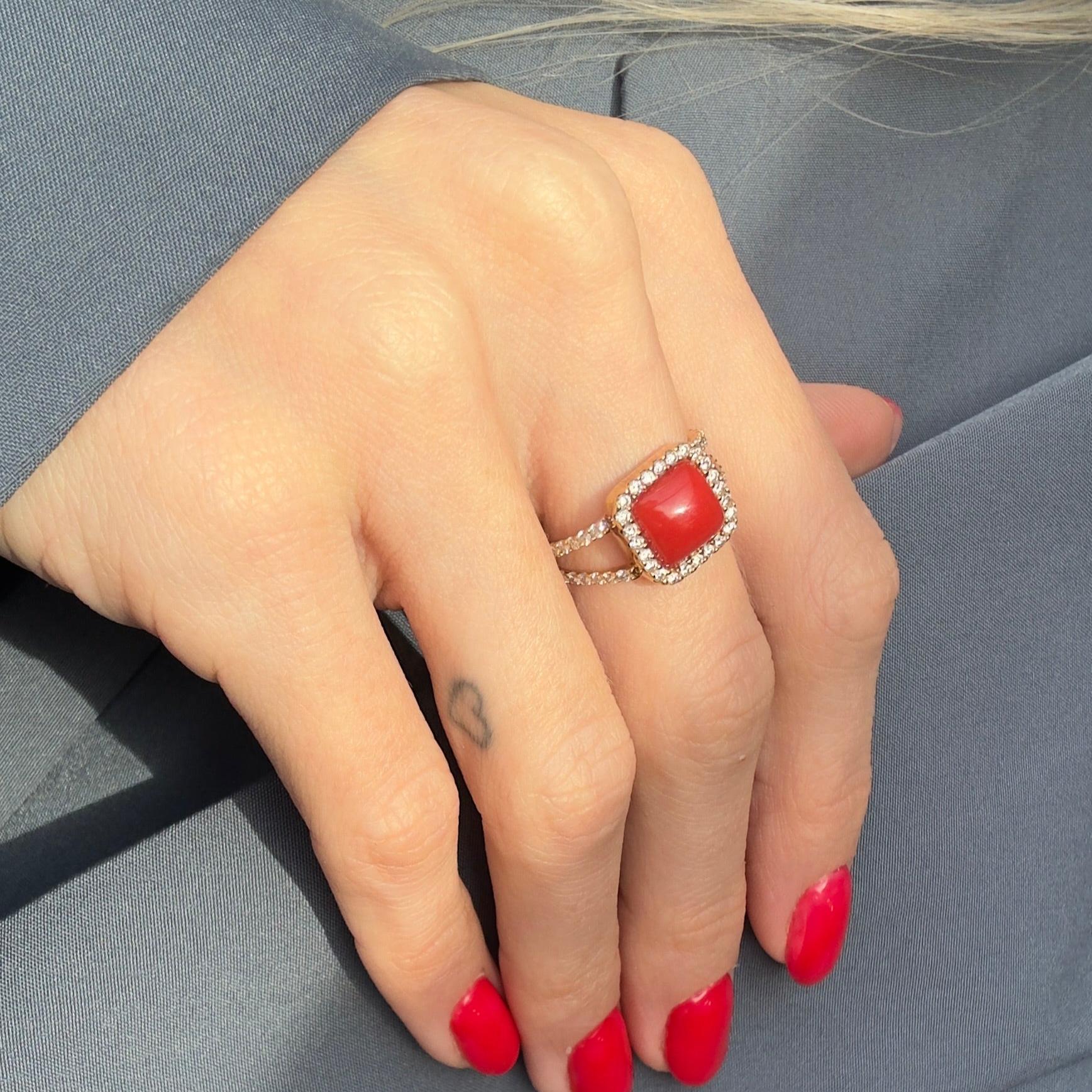 Taille cabochon Bague en or jaune 18 carats cabochon corail diamant halo 1,56 carat en vente