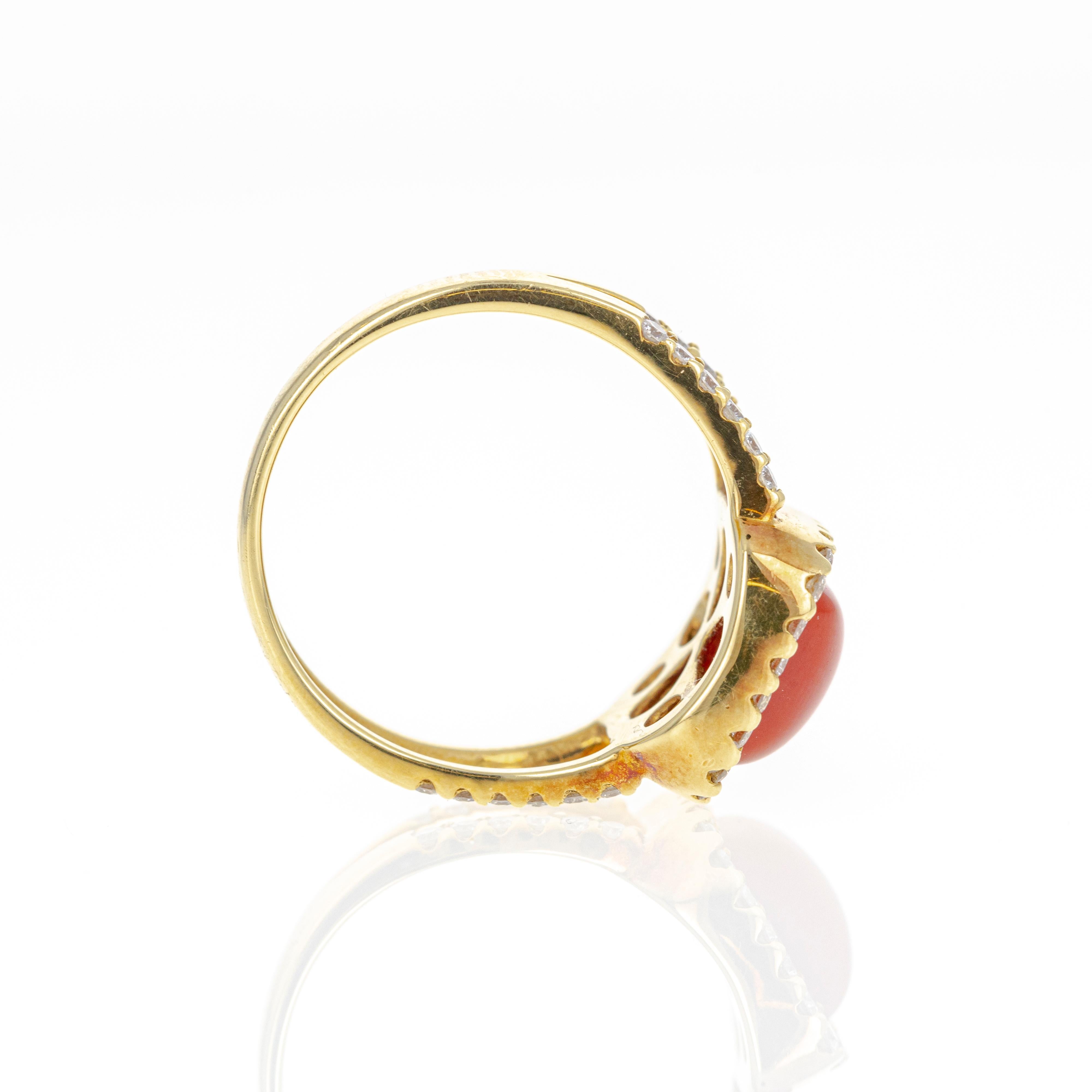 Bague en or jaune 18 carats cabochon corail diamant halo 1,56 carat Pour femmes en vente