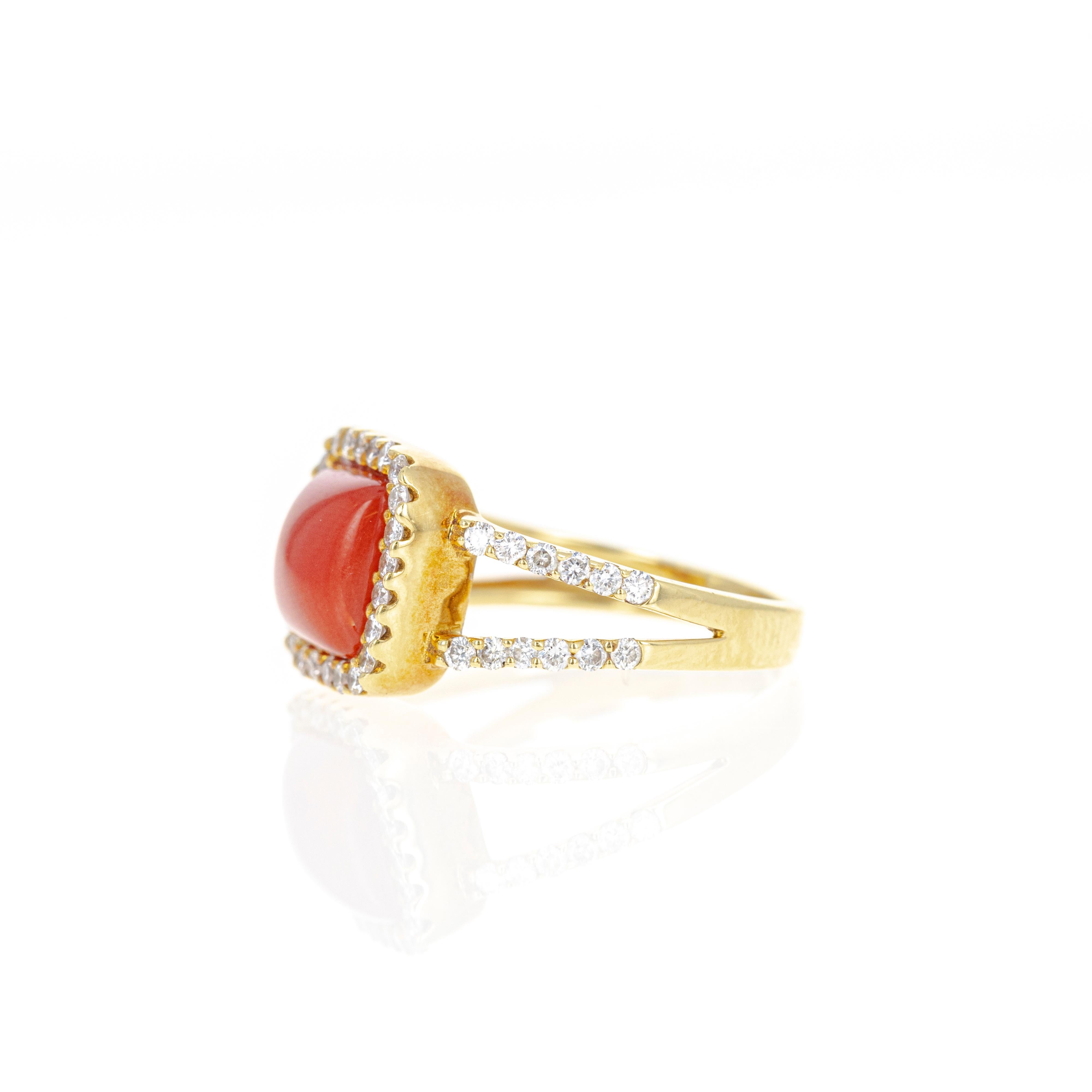 Bague en or jaune 18 carats cabochon corail diamant halo 1,56 carat en vente 2