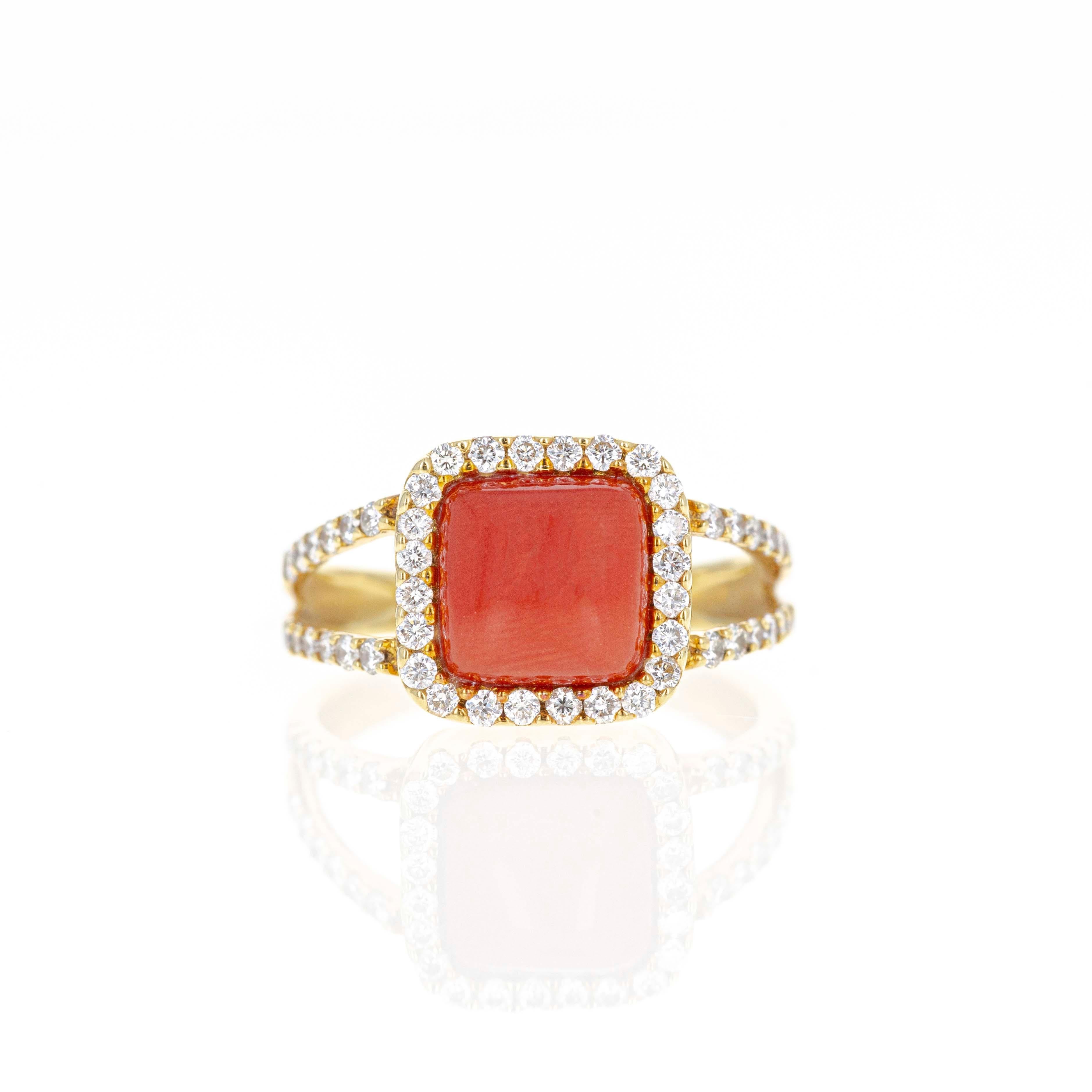 Bague en or jaune 18 carats cabochon corail diamant halo 1,56 carat en vente 3