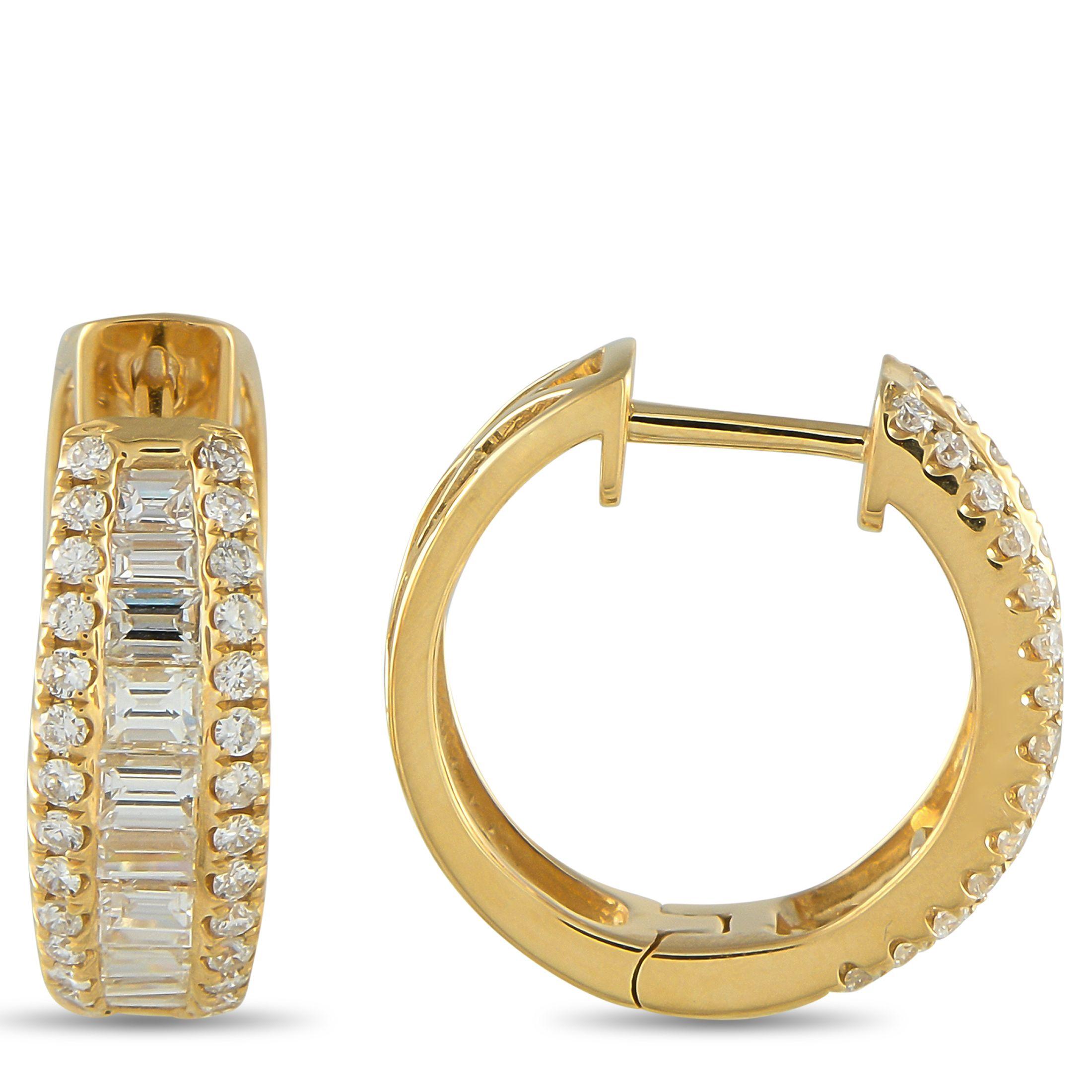 Questi orecchini sono progettati per catturare la luce. Baguette di diamanti e diamanti a taglio rotondo per un totale di 1,56 carati fanno bella mostra di sé al centro della montatura curva in oro giallo 18 carati. Questi orecchini misurano 0,69