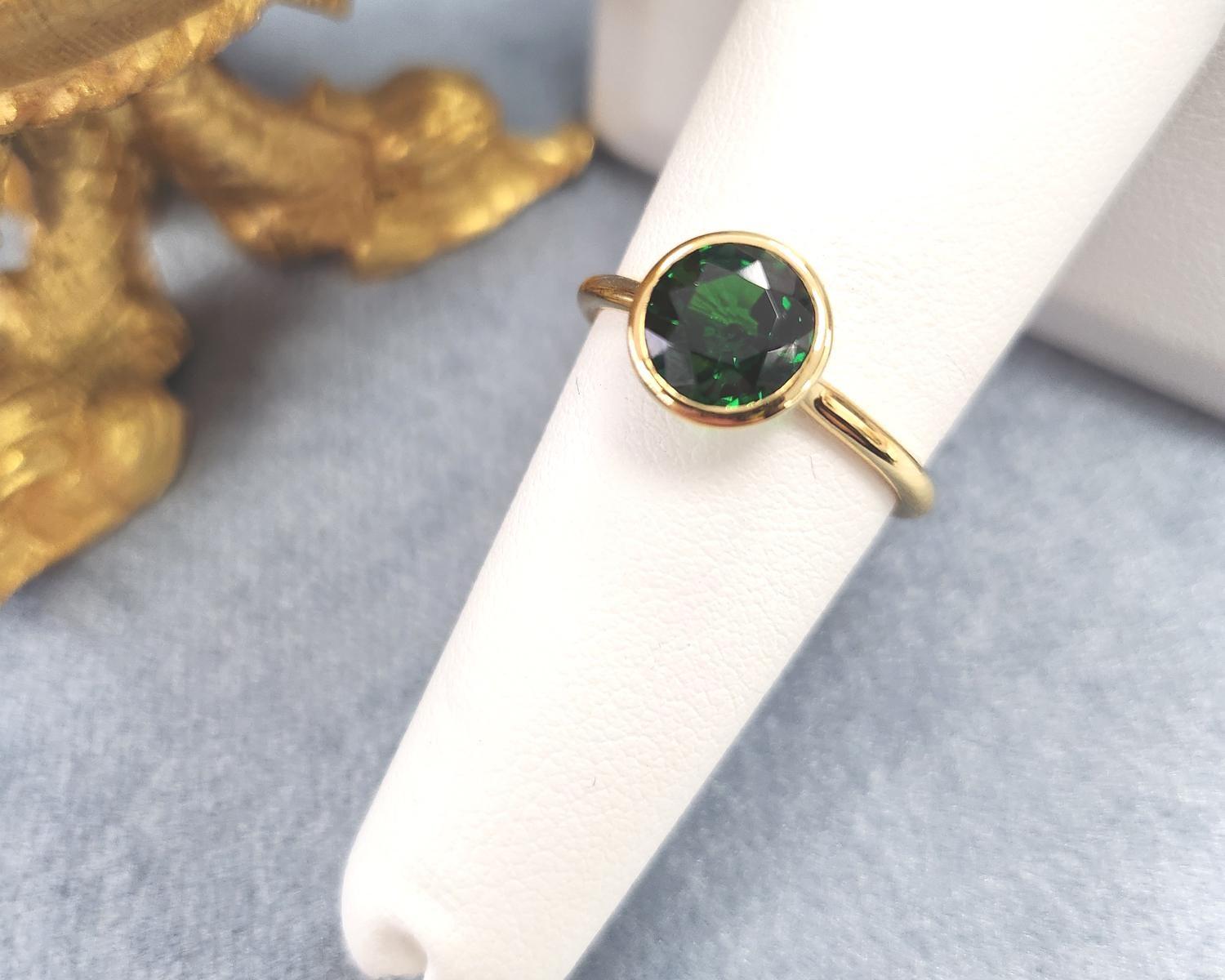 Contemporary 18K Yellow Gold 1.57 Carat Tsavorite Garnet Floating Bezel Set Solitaire Ring For Sale