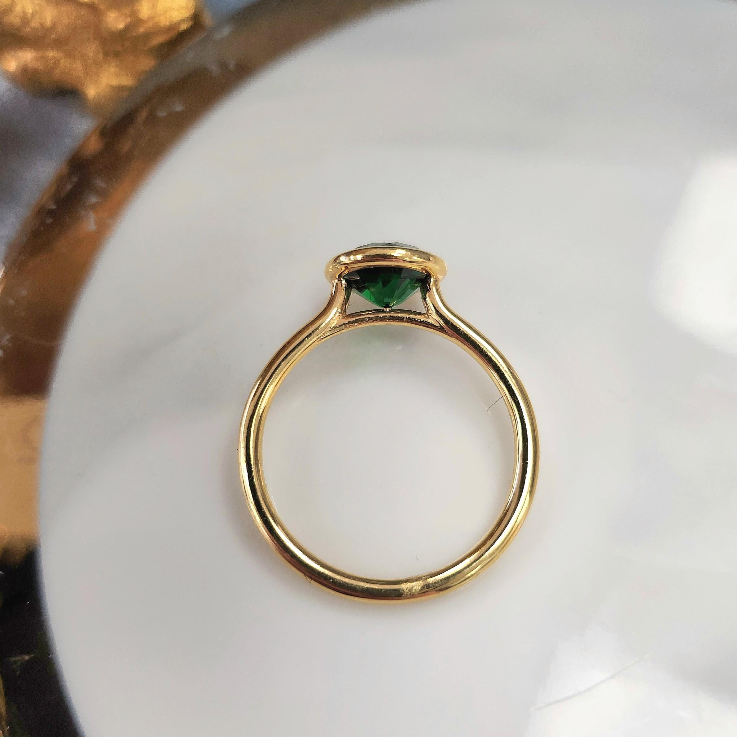 Round Cut 18K Yellow Gold 1.57 Carat Tsavorite Garnet Floating Bezel Set Solitaire Ring For Sale