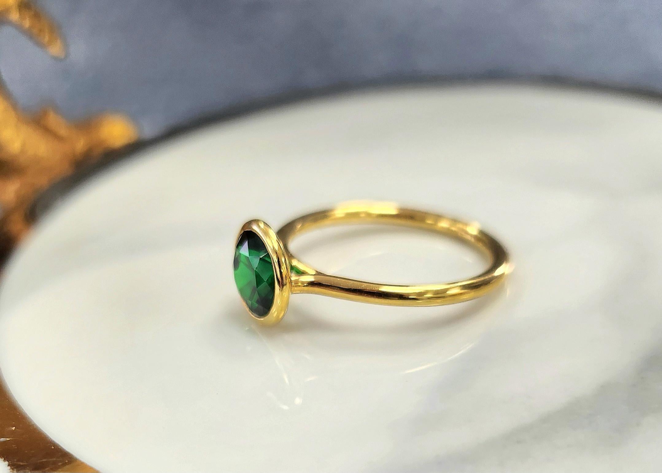 18K Yellow Gold 1.57 Carat Tsavorite Garnet Floating Bezel Set Solitaire Ring In Excellent Condition For Sale In Los Angeles, CA