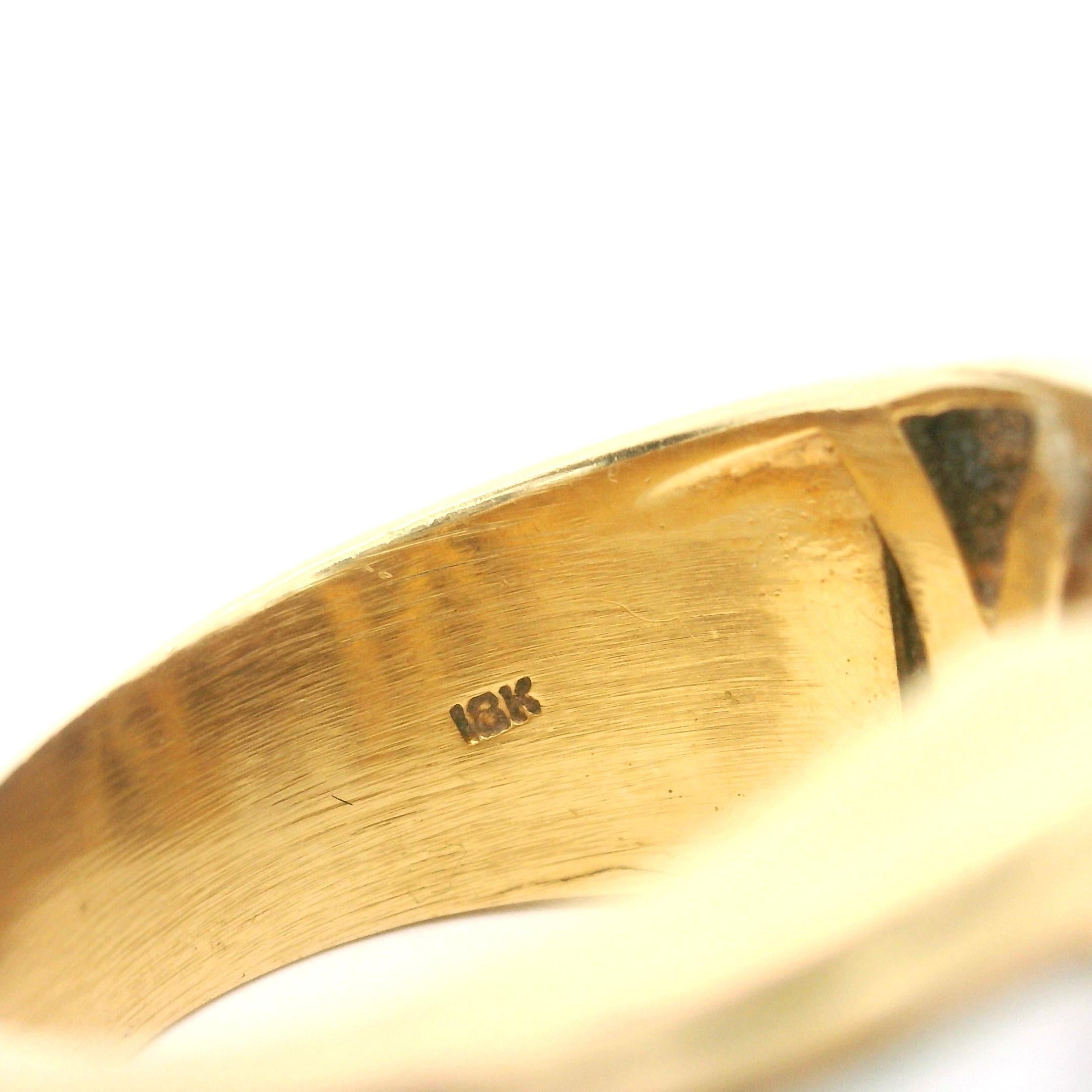 18k Yellow Gold 15g Mother of Pearl Diamond and Sapphire Ring Size 7.25 In Good Condition In Guilford, CT