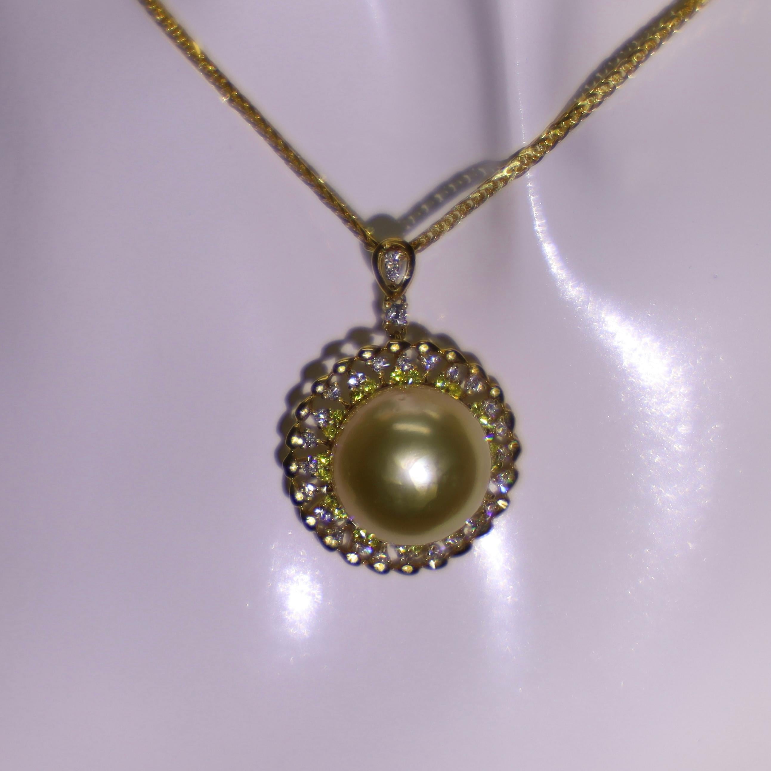 18K Yellow Gold 15mm South Sea Pearl & Diamond Pendant Necklace In New Condition For Sale In Kowloon, HK