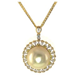 Collana con ciondolo in oro giallo 18 carati con perle dei mari del sud e diamanti da 15 mm