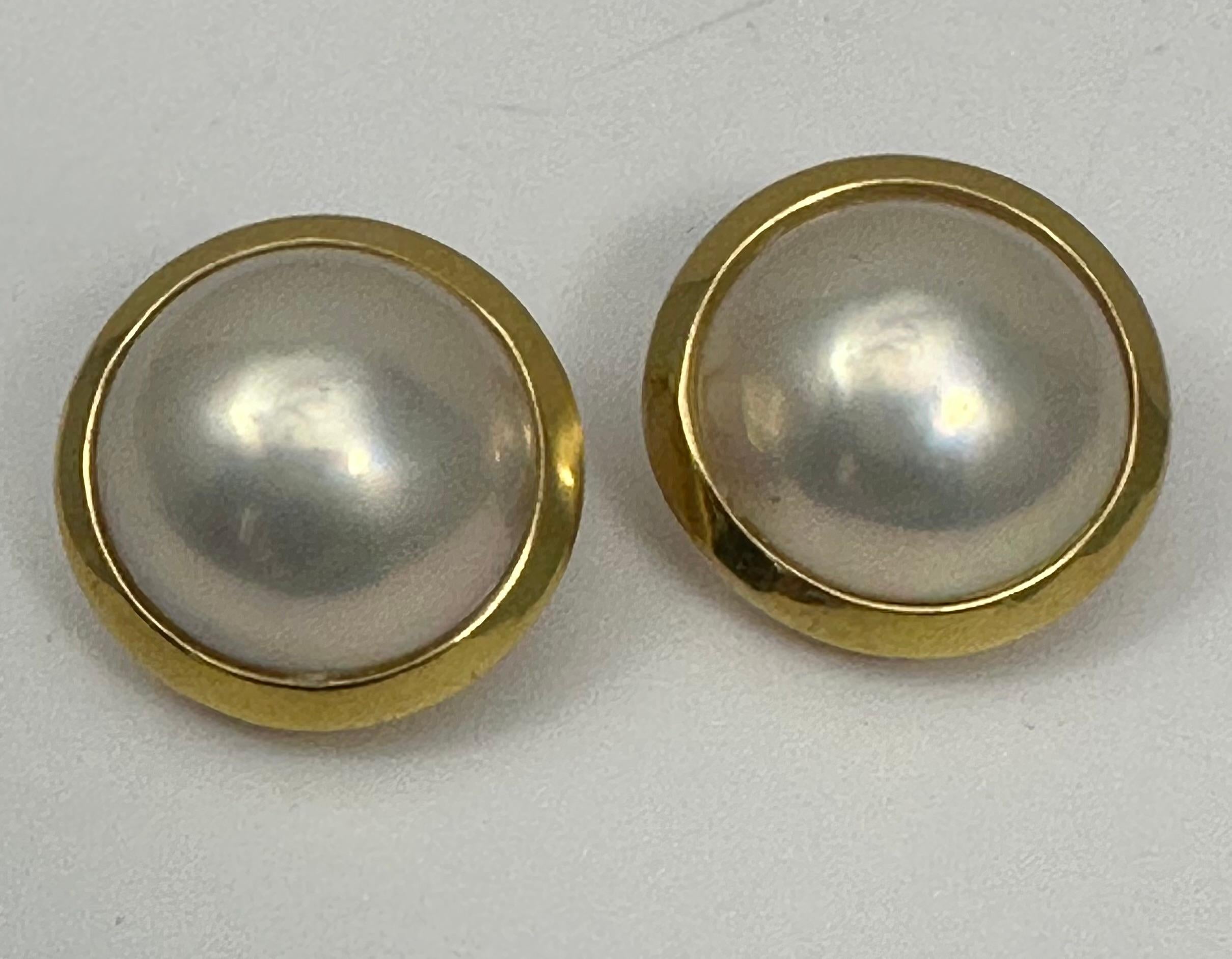 Artisan 18k Yellow Gold 16mm Round 13.5mm Cultured Mabe Pearl Clip On Earrings For Sale