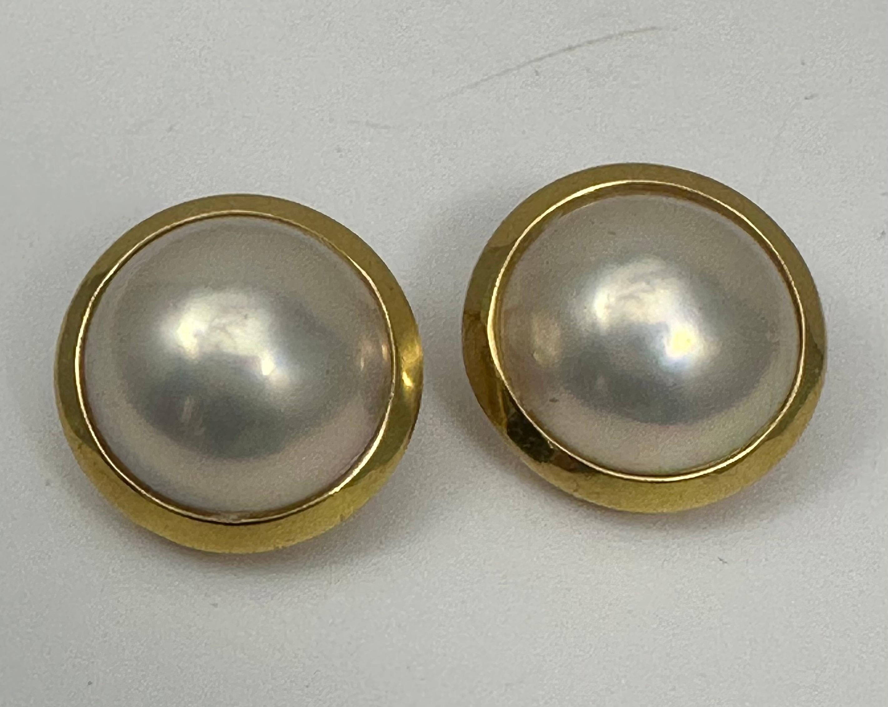 Round Cut 18k Yellow Gold 16mm Round 13.5mm Cultured Mabe Pearl Clip On Earrings For Sale