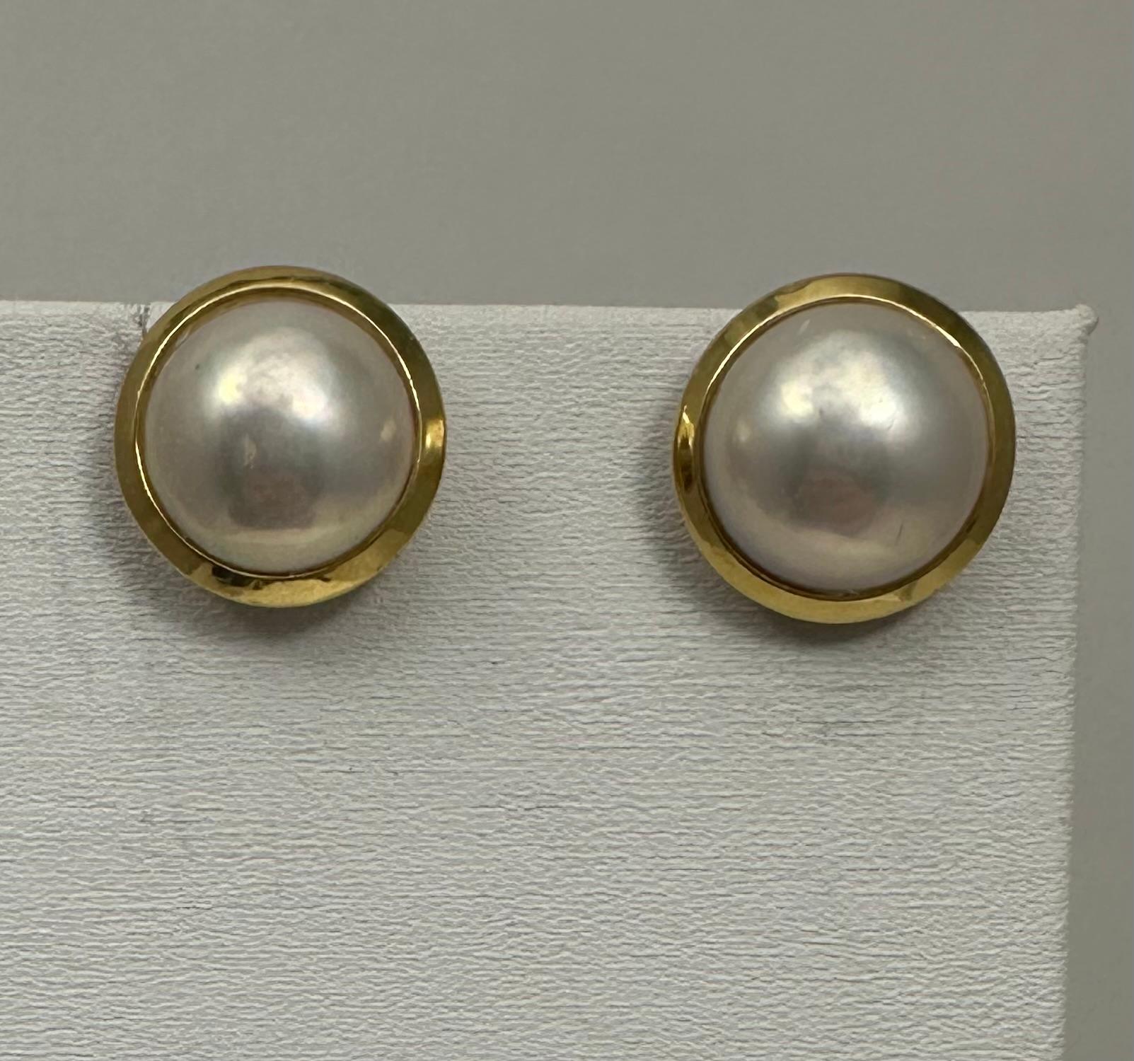 18k Yellow Gold 16mm Round 13.5mm Cultured Mabe Pearl Clip On Earrings In New Condition For Sale In Las Vegas, NV