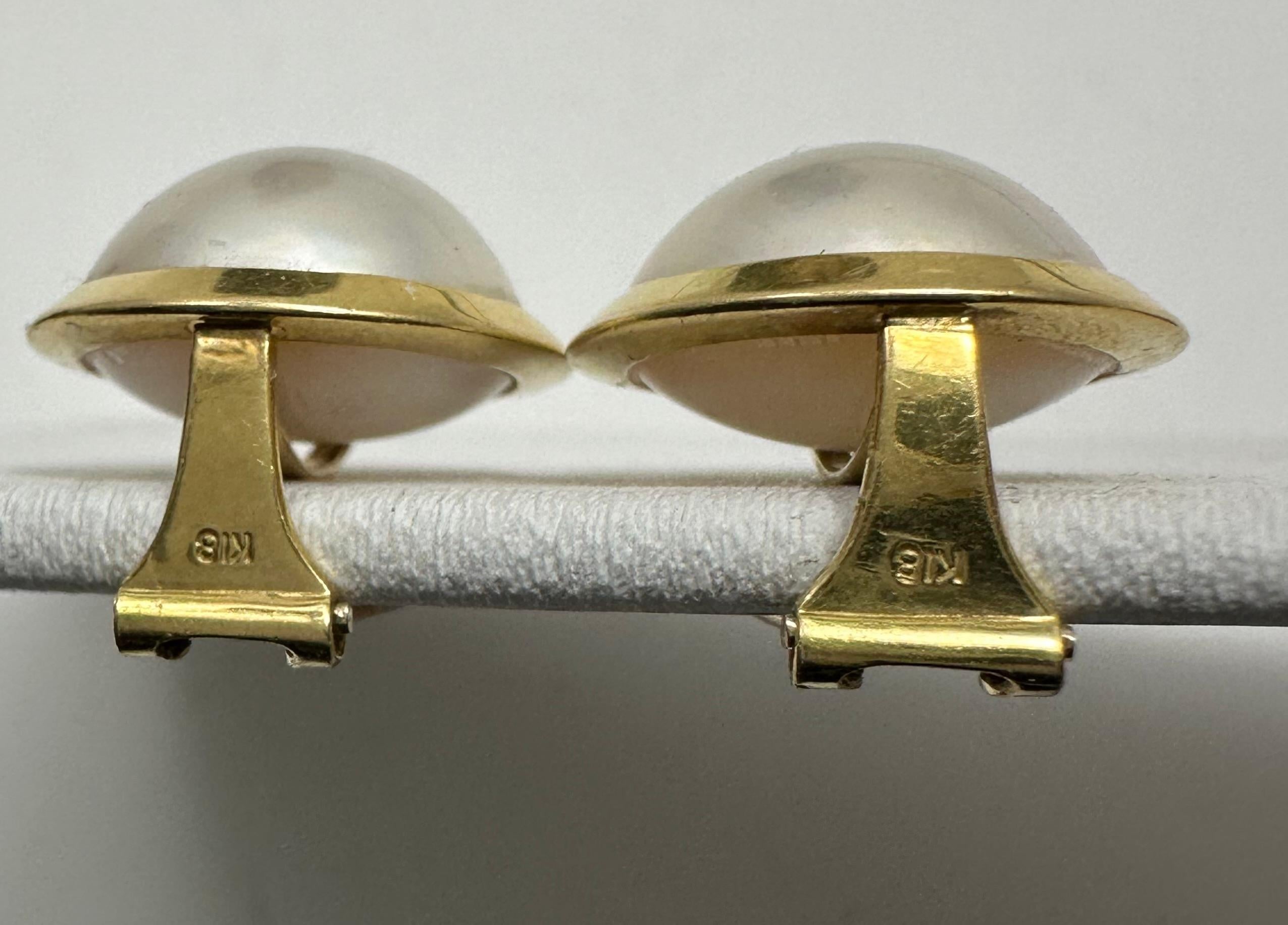 18 Karat Gelbgold 16 mm Runde 13,5 mm Zucht-Mabe Perle Clip-On-Ohrringe Damen im Angebot