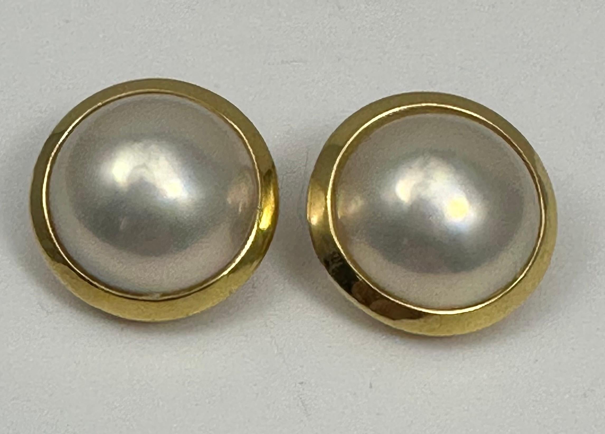 18k Yellow Gold 16mm Round 13.5mm Cultured Mabe Pearl Clip On Earrings For Sale 3