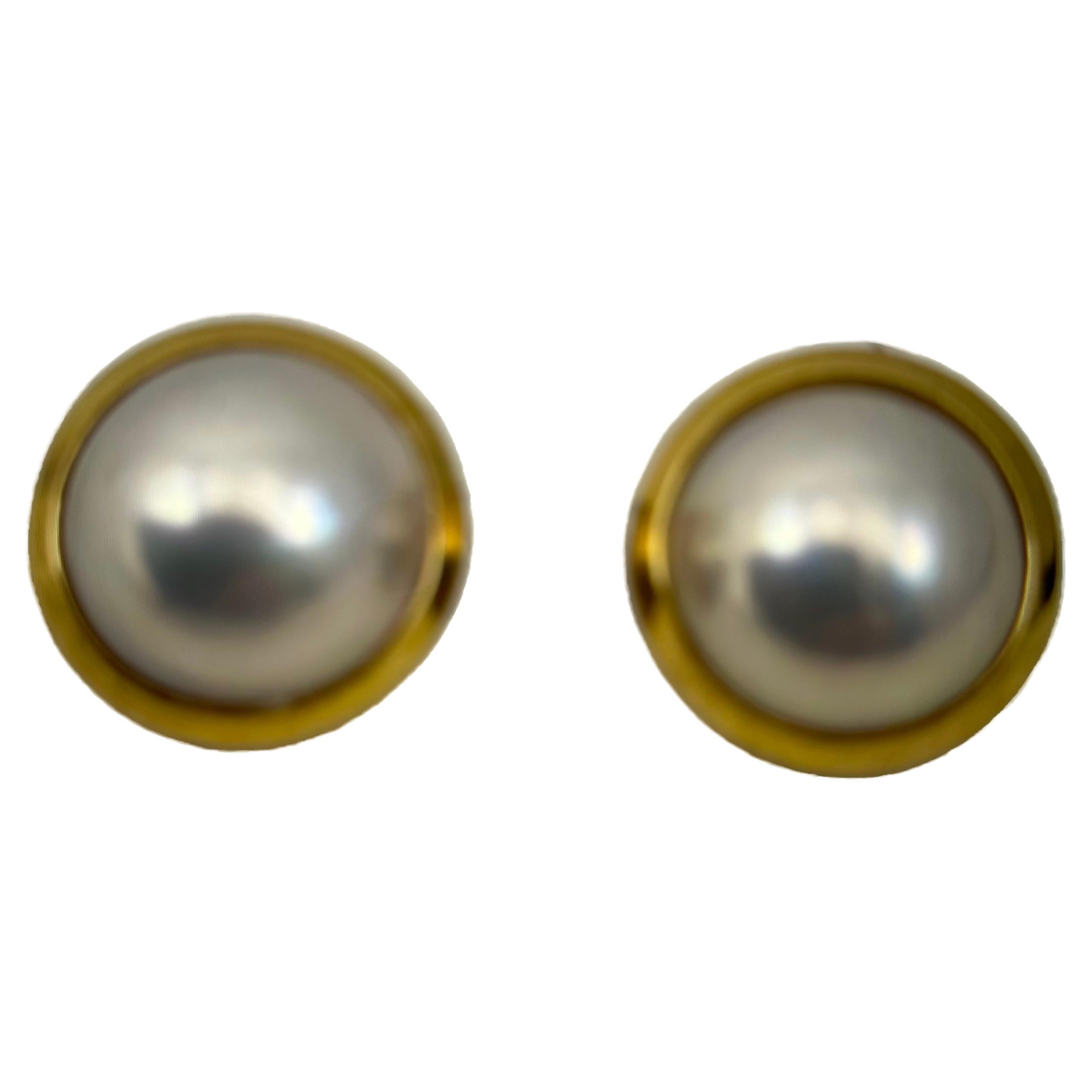 18k Yellow Gold 16mm Round 13.5mm Cultured Mabe Pearl Clip On Earrings For Sale
