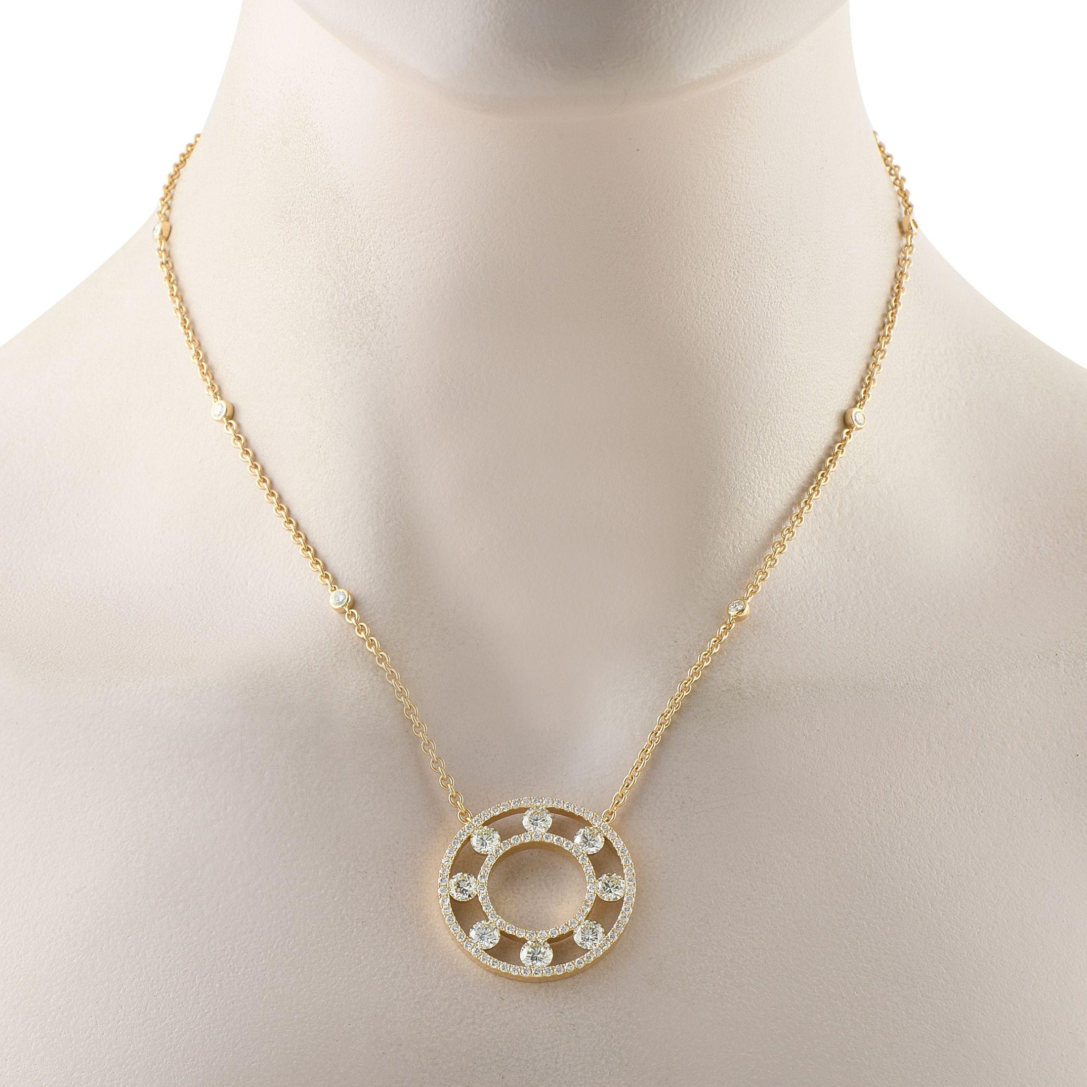 Ce collier époustouflant en or jaune 18 carats est destiné à faire une déclaration. Un pendentif circulaire de 1,19 mm de diamètre sert de point de mire. Des diamants d'un poids total de 1,70 carat rehaussent le pendentif et accentuent la délicate