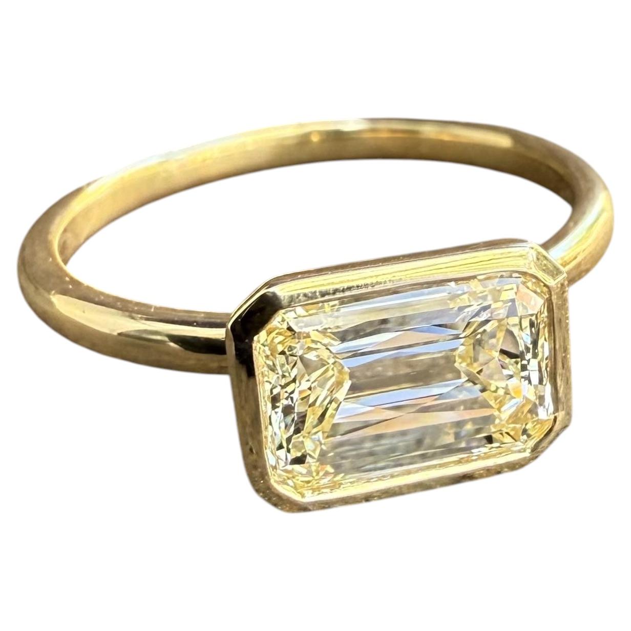 Bague solitaire en or jaune 18k 1.70ct Unique Rectangular Diamond East West Bezel Solitaire Ring en vente