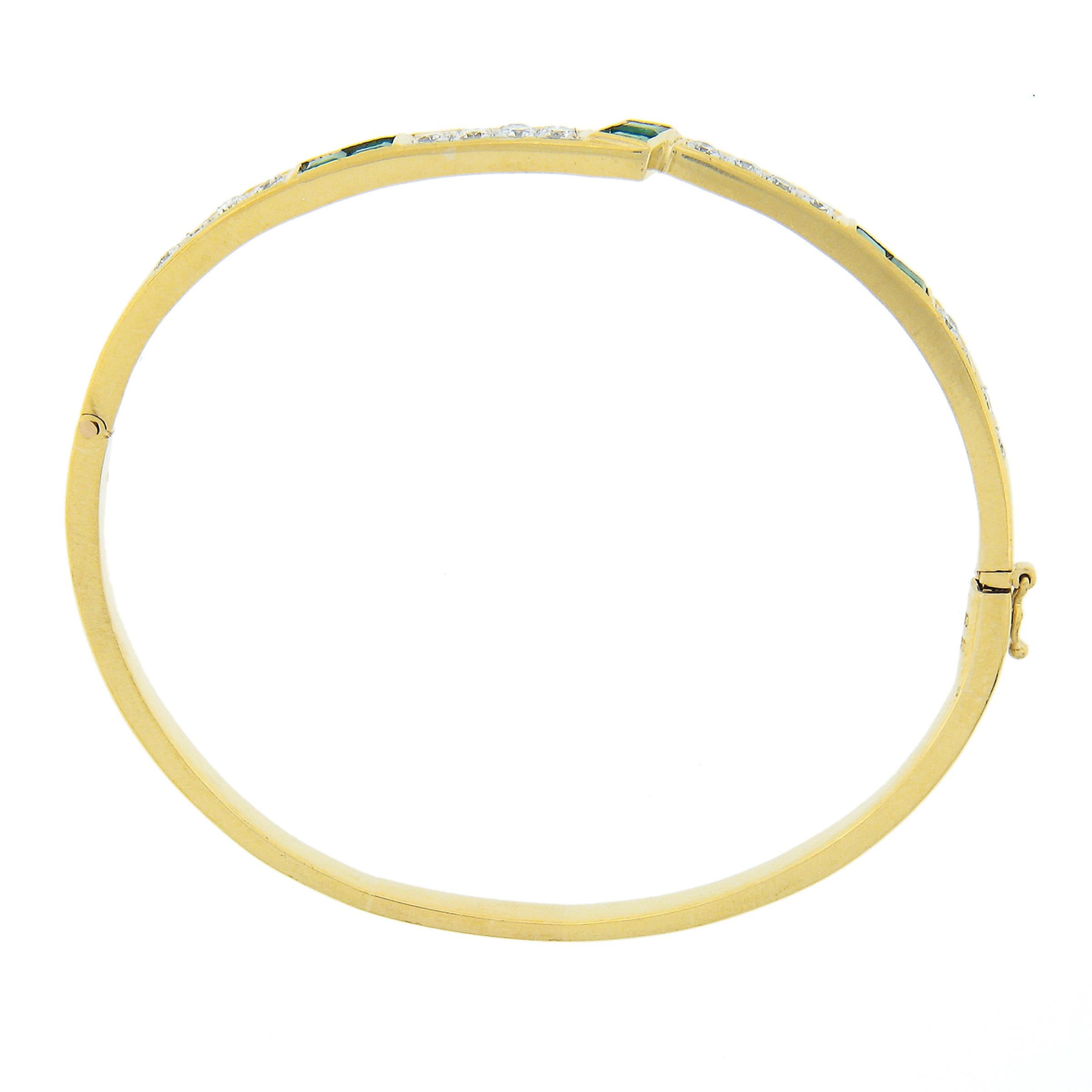 18K Yellow Gold 1.70ctw Round Diamond & Square Emerald Hinged Bangle Bracelet For Sale 2