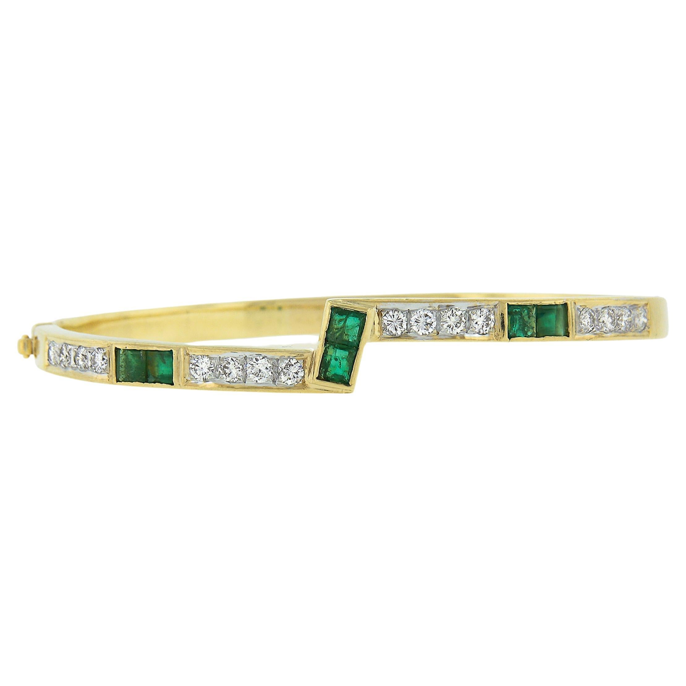 18K Yellow Gold 1.70ctw Round Diamond & Square Emerald Hinged Bangle Bracelet For Sale