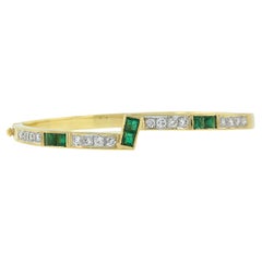Bracelet jonc à charnières en or jaune 18 carats avec diamants ronds et émeraudes carrées de 1,70 carat