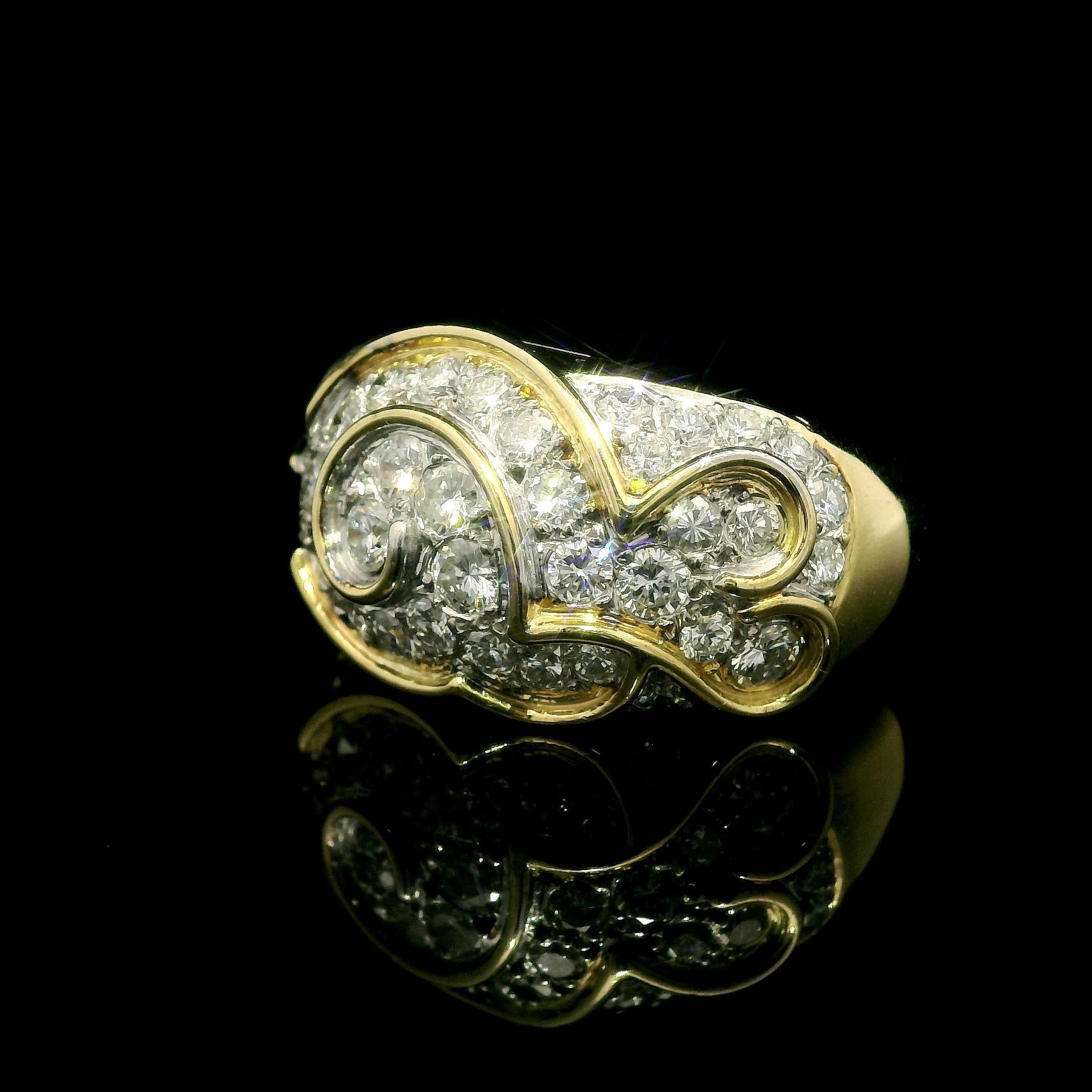 Taille brillant Bague jonc dôme tourbillonnant en or jaune 18 carats avec diamants brillants pavés de 1,75 carat en vente