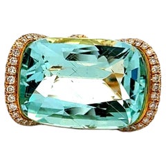 Anello da cocktail in oro giallo 18k con acquamarina da 17,68 ct a taglio cuscino e montatura a halo