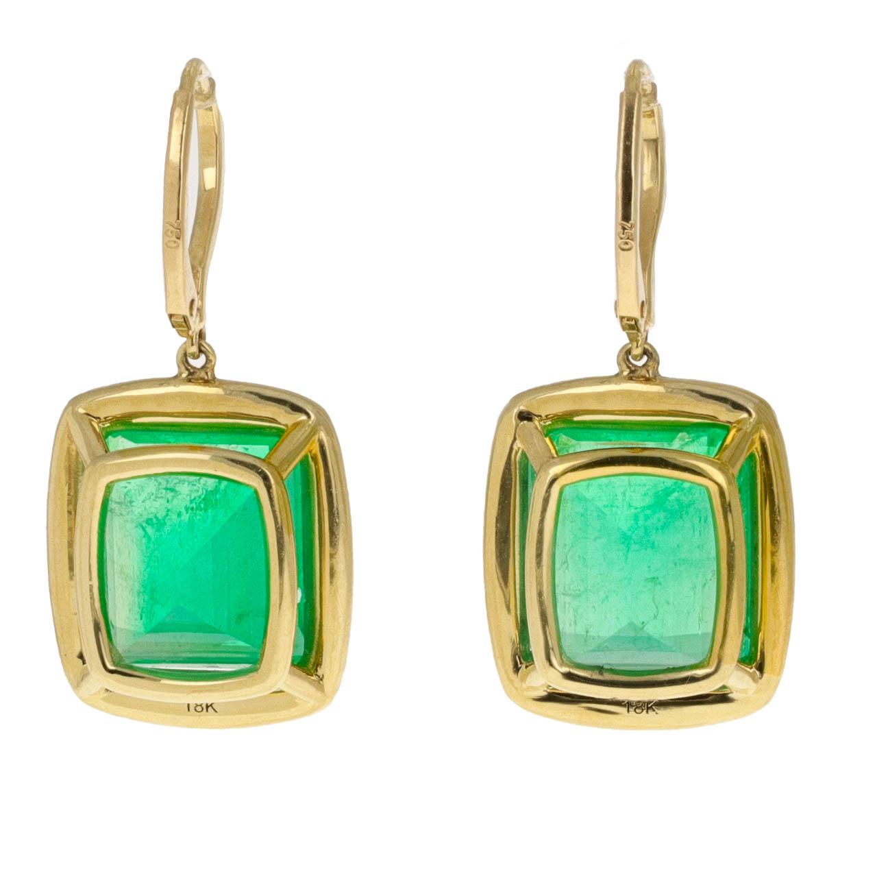 Modern 17.90 Carat Colombian Emerald Dangle Earrings in 18K Yellow Gold For Sale