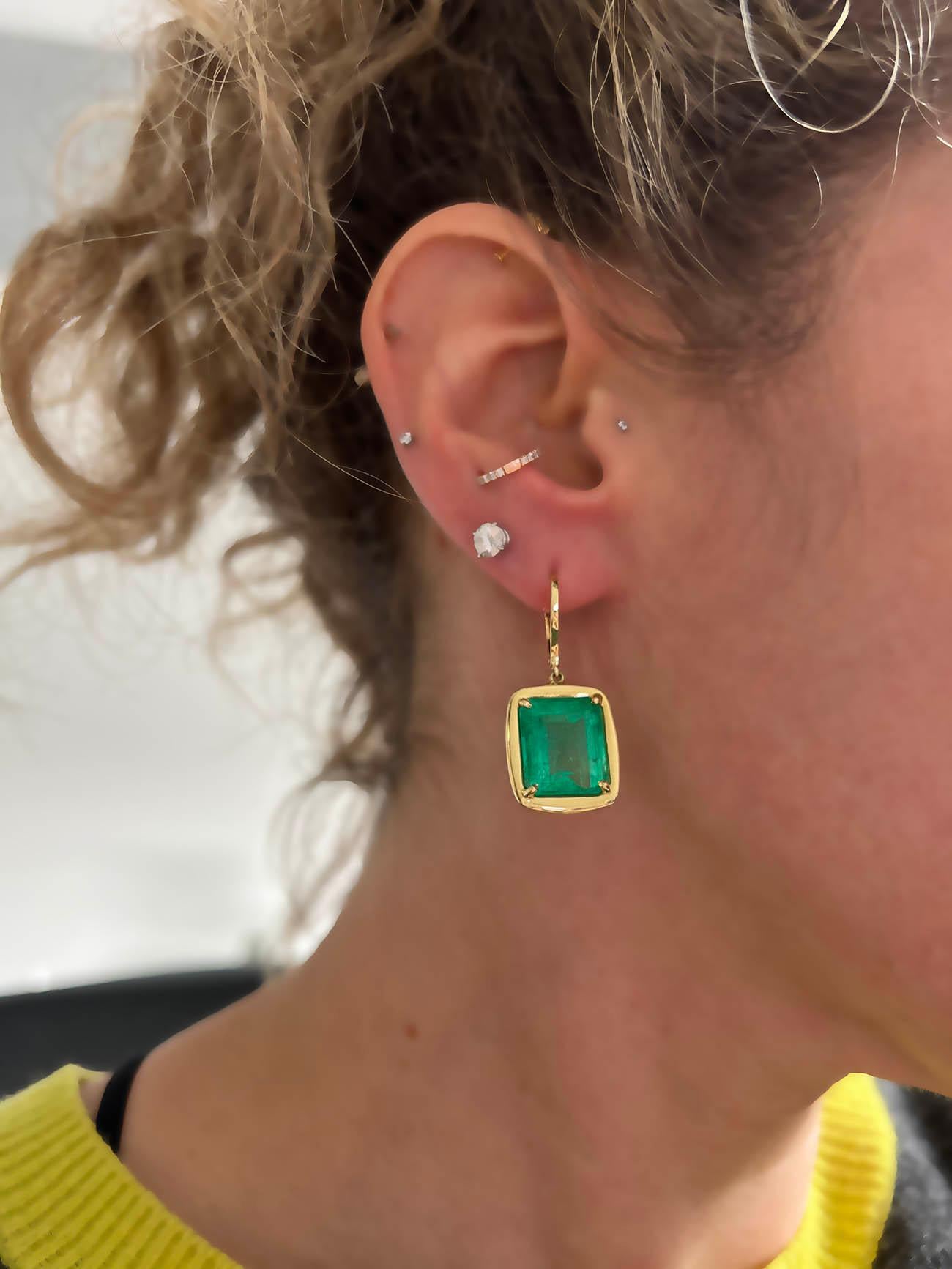 Cushion Cut 17.90 Carat Colombian Emerald Dangle Earrings in 18K Yellow Gold For Sale