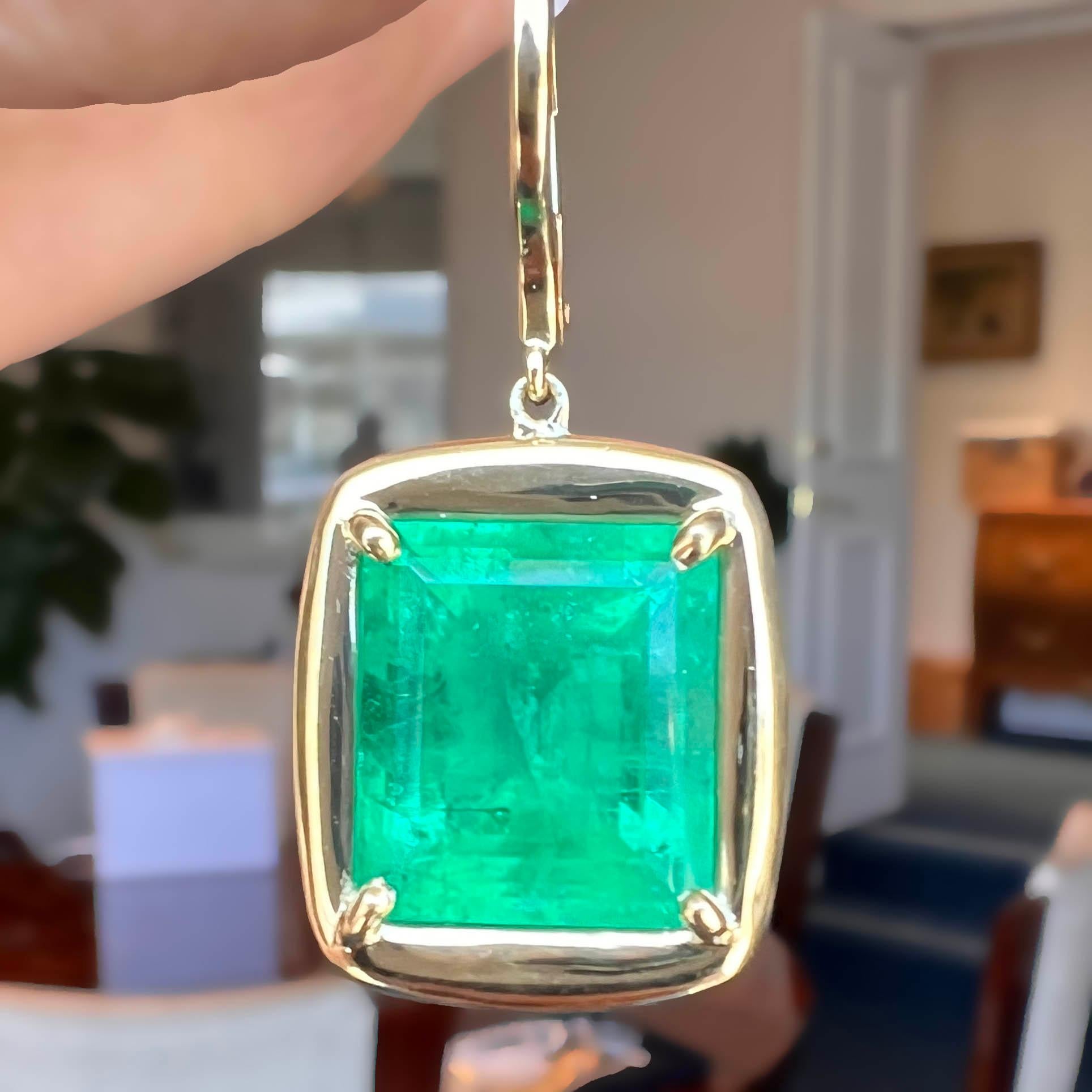 17.90 Carat Colombian Emerald Dangle Earrings in 18K Yellow Gold In New Condition For Sale In Beverly Hills, CA