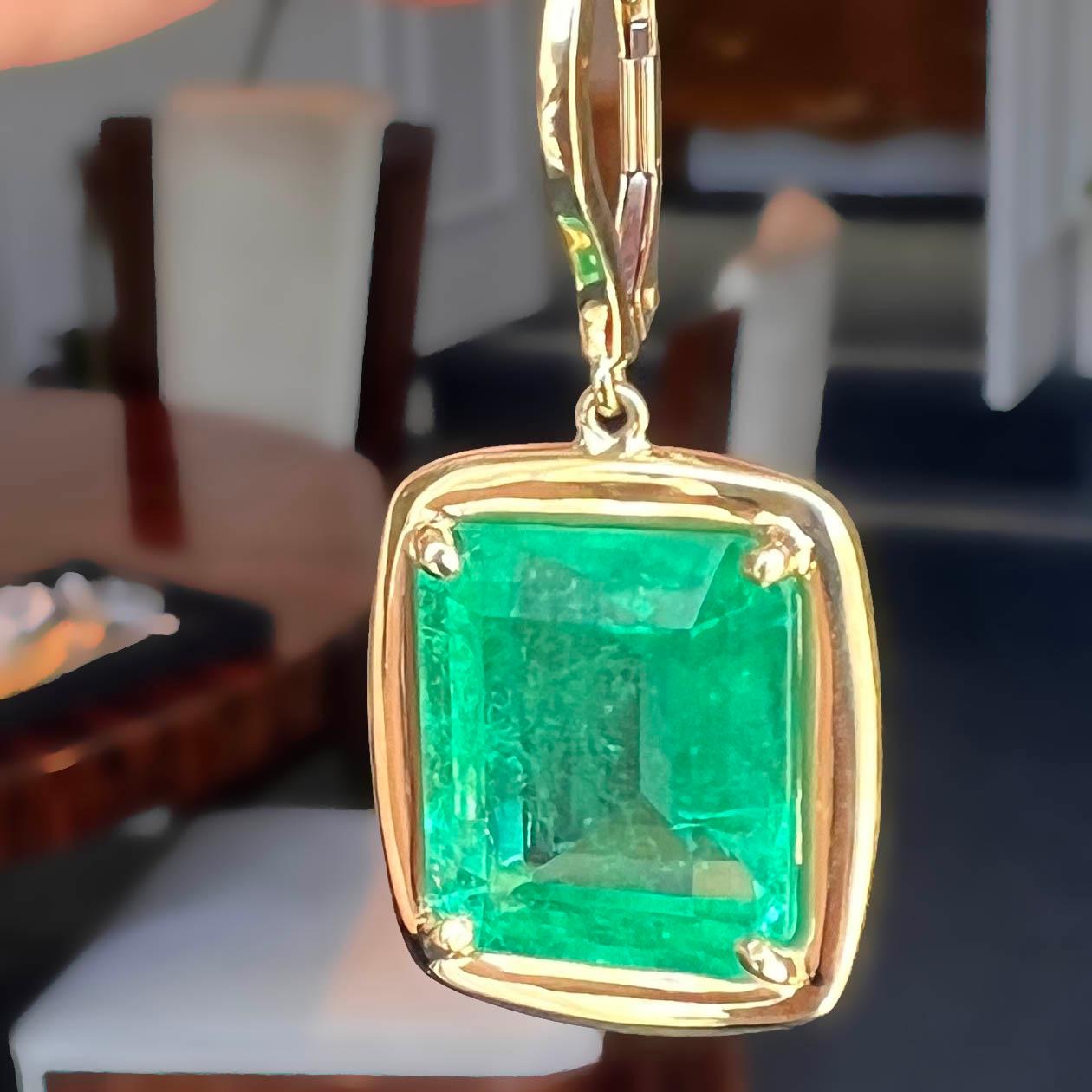 Women's 17.90 Carat Colombian Emerald Dangle Earrings in 18K Yellow Gold For Sale
