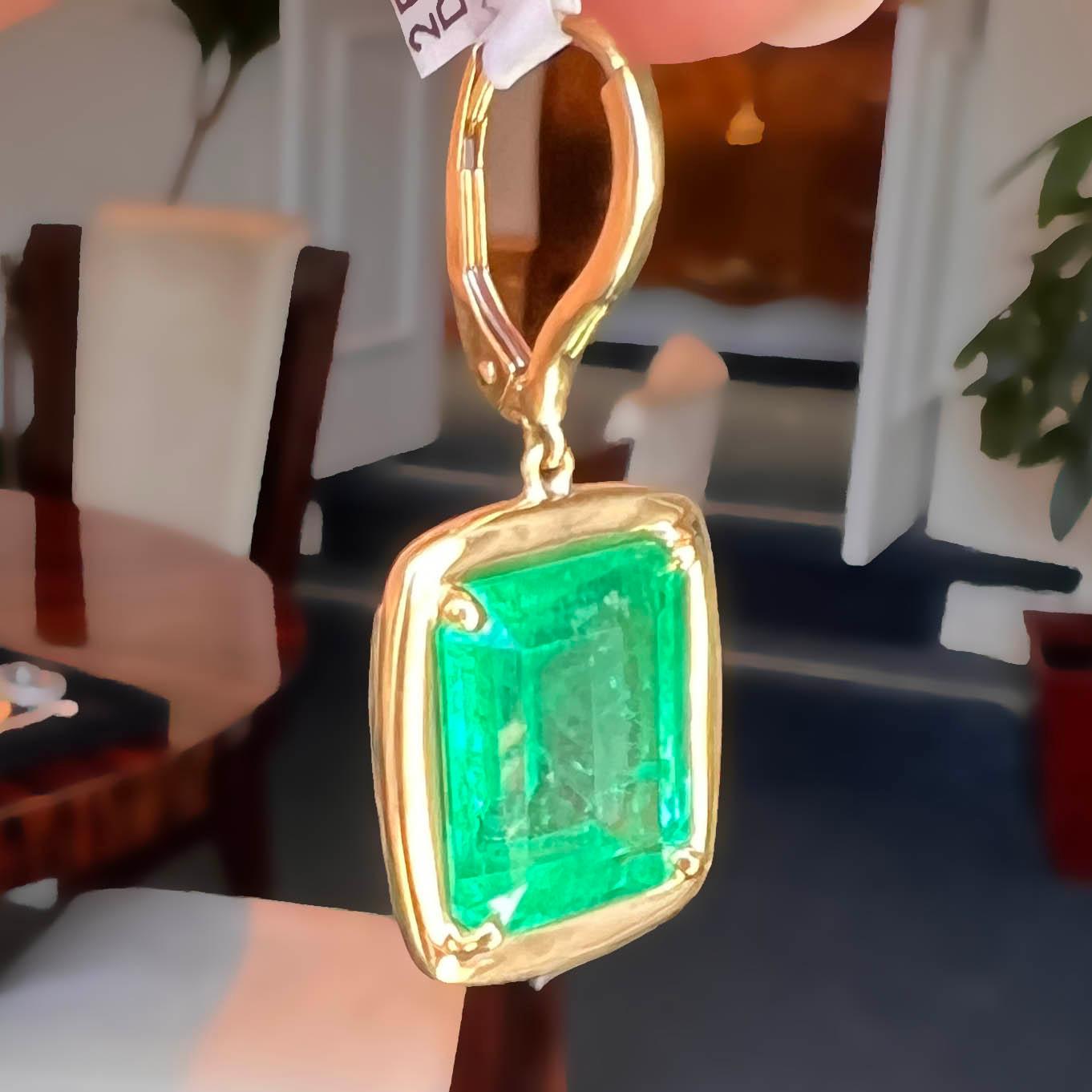17.90 Carat Colombian Emerald Dangle Earrings in 18K Yellow Gold For Sale 1