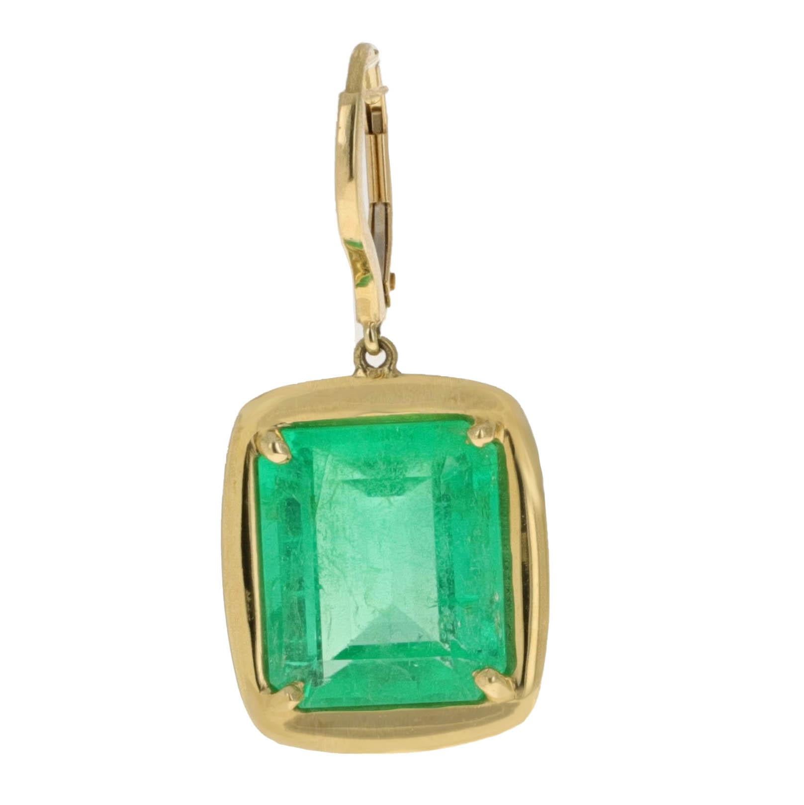 17.90 Carat Colombian Emerald Dangle Earrings in 18K Yellow Gold For Sale 2