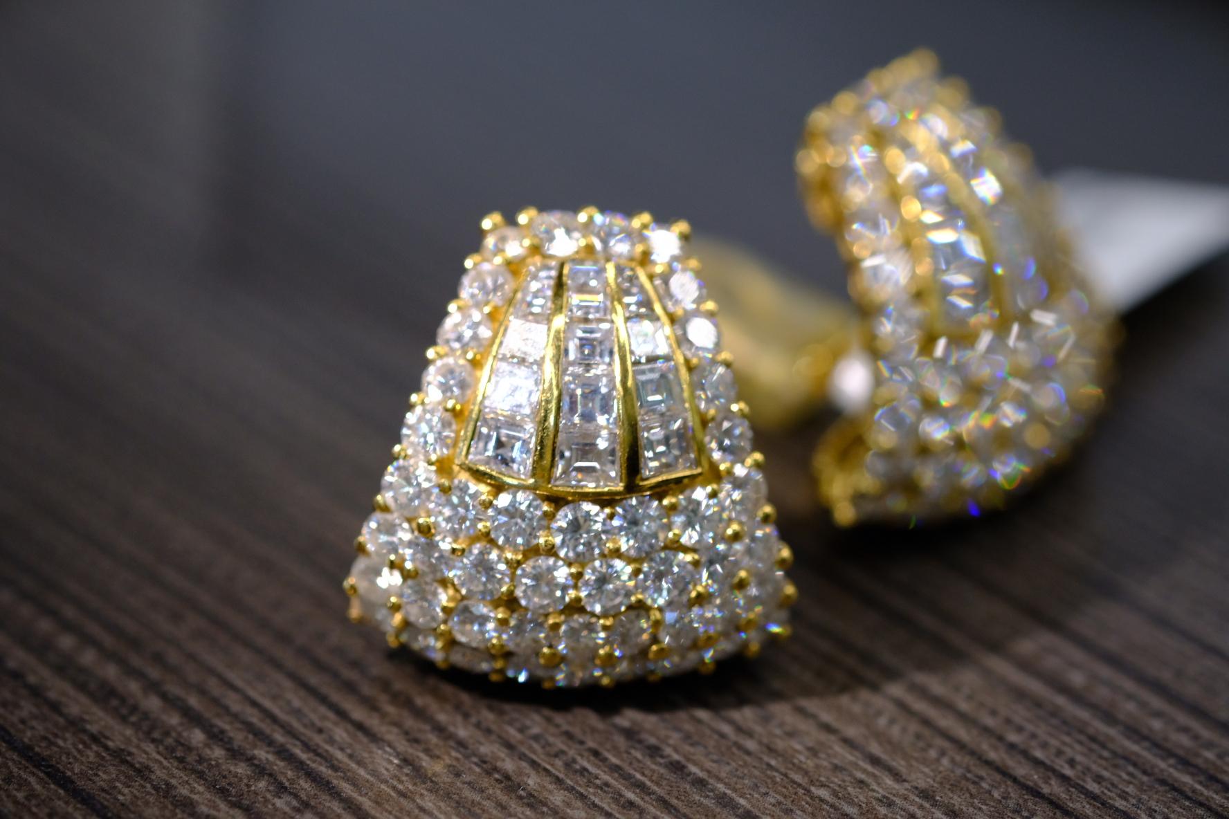 18K Yellow Gold 18.00cttw Round And Asscher Cut Diamond Earrings In Excellent Condition For Sale In New York, NY