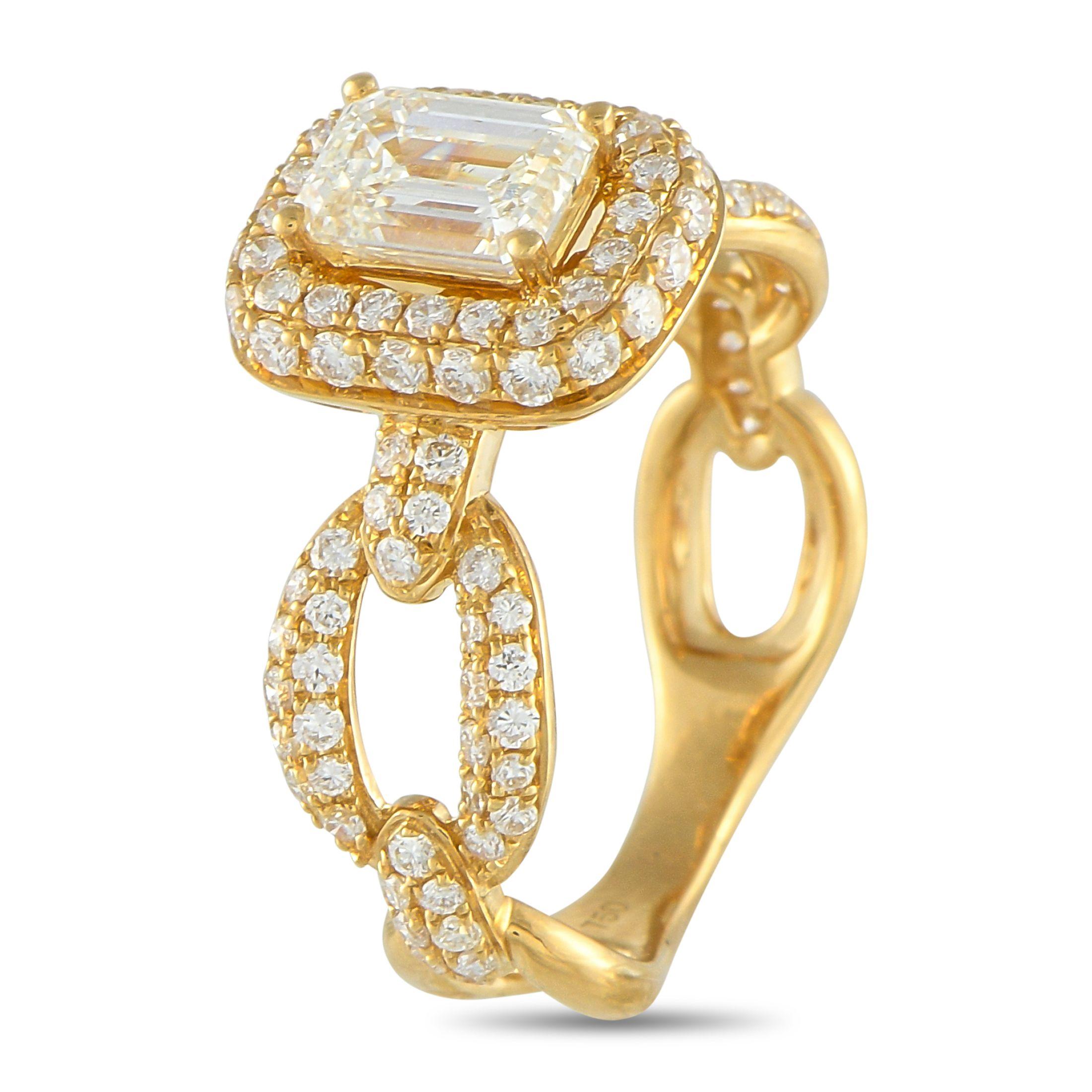 Cette bague en or jaune 18 carats attire l'attention par son éclat géométrique et stratifié. Son bracelet est constitué de maillons ovales, en finition polie et diamantée. Au-dessus se trouve un diamant taille émeraude de 1,0 carat, serti