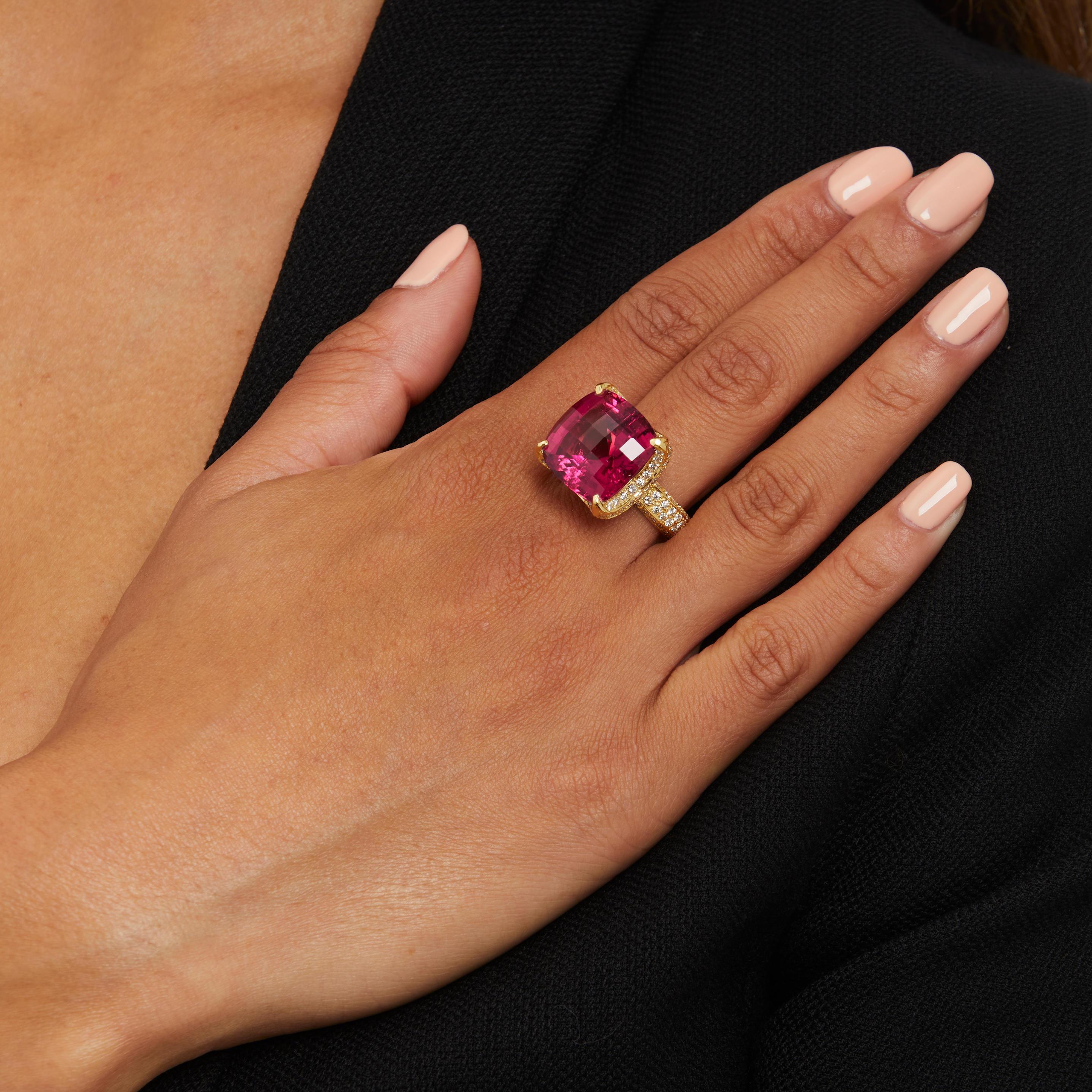 Women's or Men's 18k Yellow Gold 18.35 Carat Tourmaline & 1.35 Carat Diamond Ring, Size 6.5 For Sale