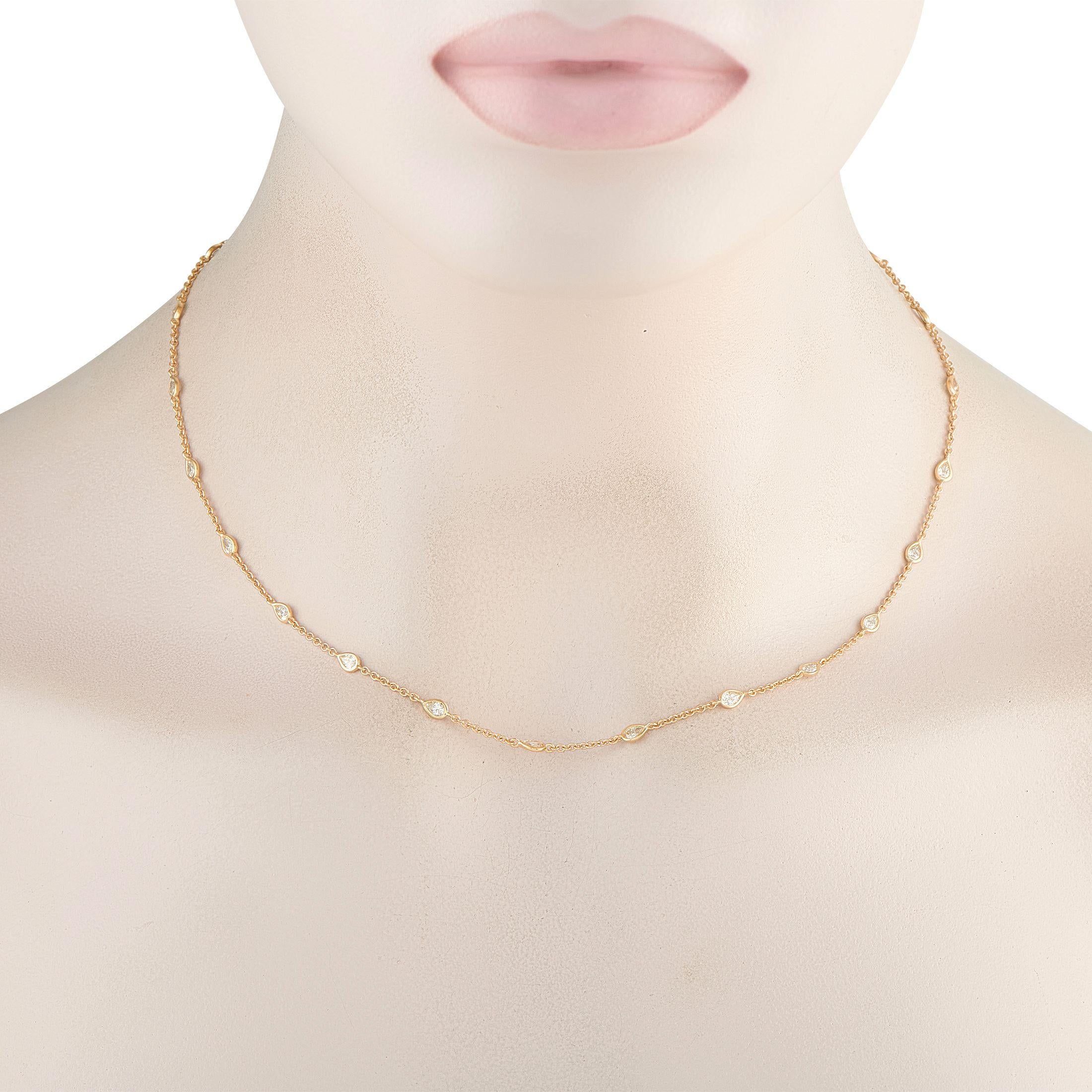 Une série de diamants en forme de poire totalisant 1,85 carat permet à ce collier discret de briller de mille feux. Ce bijou, parfait pour une utilisation quotidienne, est fabriqué en or jaune 18 carats et mesure 17,5 cm de long. Ce bijou est offert