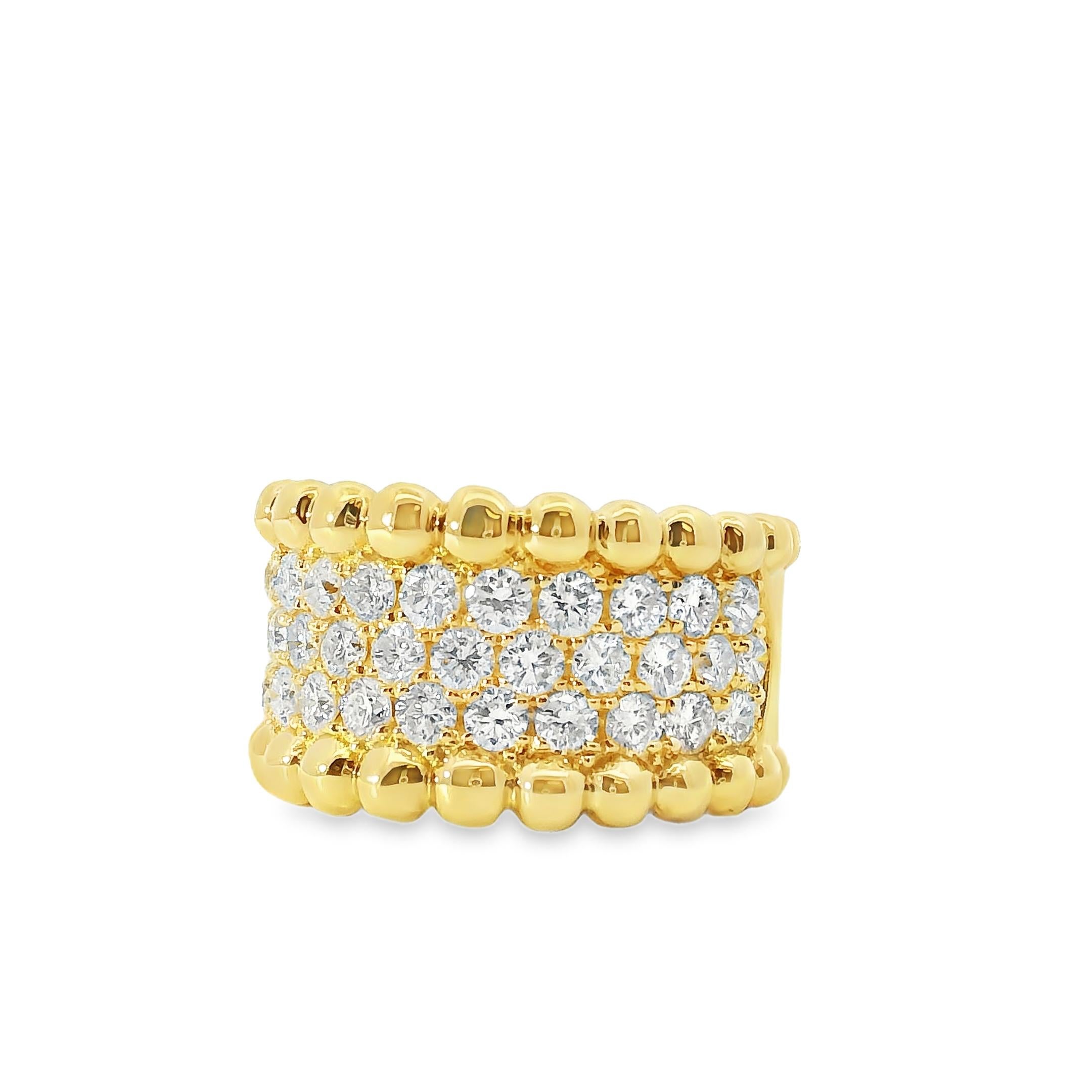 Cette exquise bague à large pavé en or jaune 18 carats respire l'éclat et la sophistication, conçue comme une véritable déclaration de luxe. La bague présente environ 1,90 carats de diamants ronds naturels de taille brillant, méticuleusement pavés
