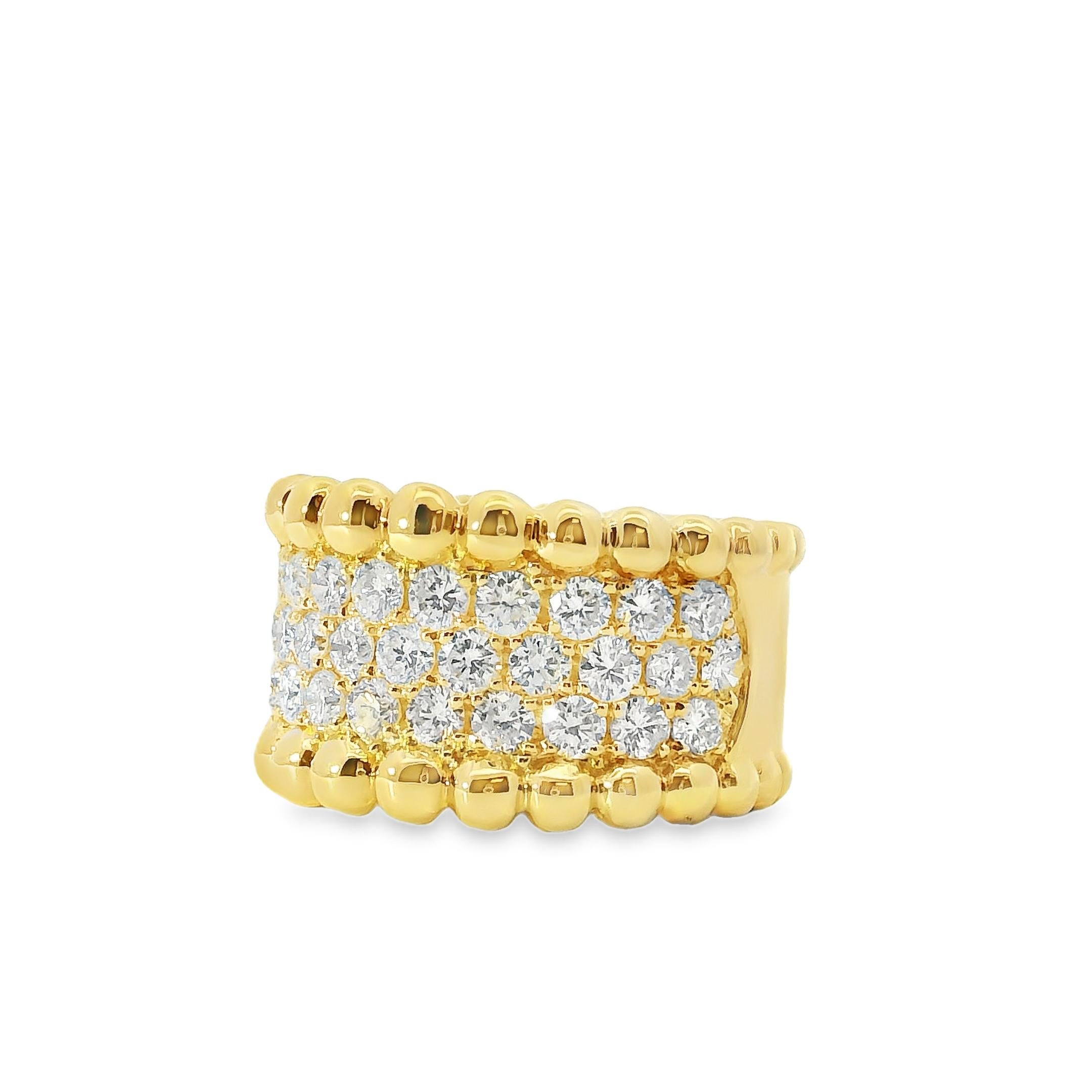 Taille ronde Bague en or jaune 18k à larges pavés de diamants ronds naturels de 1,90ct en vente
