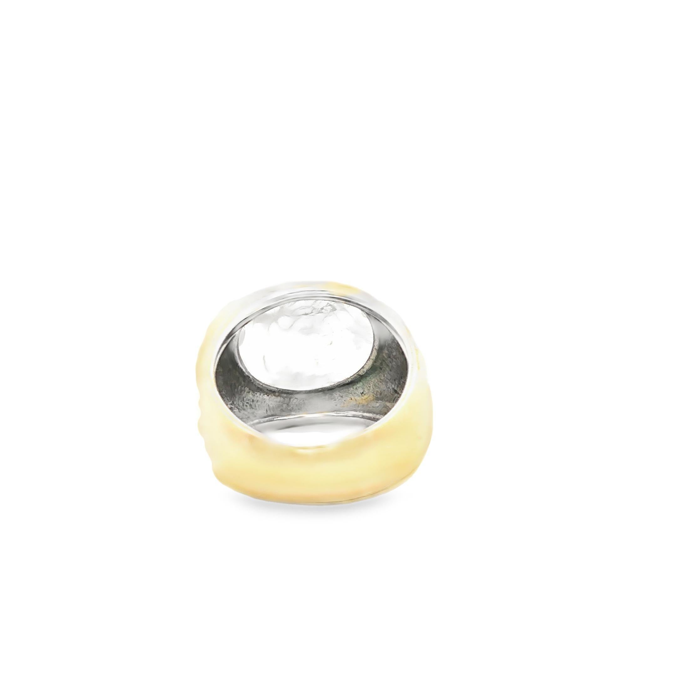 Un'audace dichiarazione di eleganza retrò: questo anello con sigillo del 1950 presenta un'affascinante pietra di luna, la cui tonalità blu ricorda un sereno cielo crepuscolare. Incastonata nell'oro giallo 18 carati, la pietra è incastonata in una