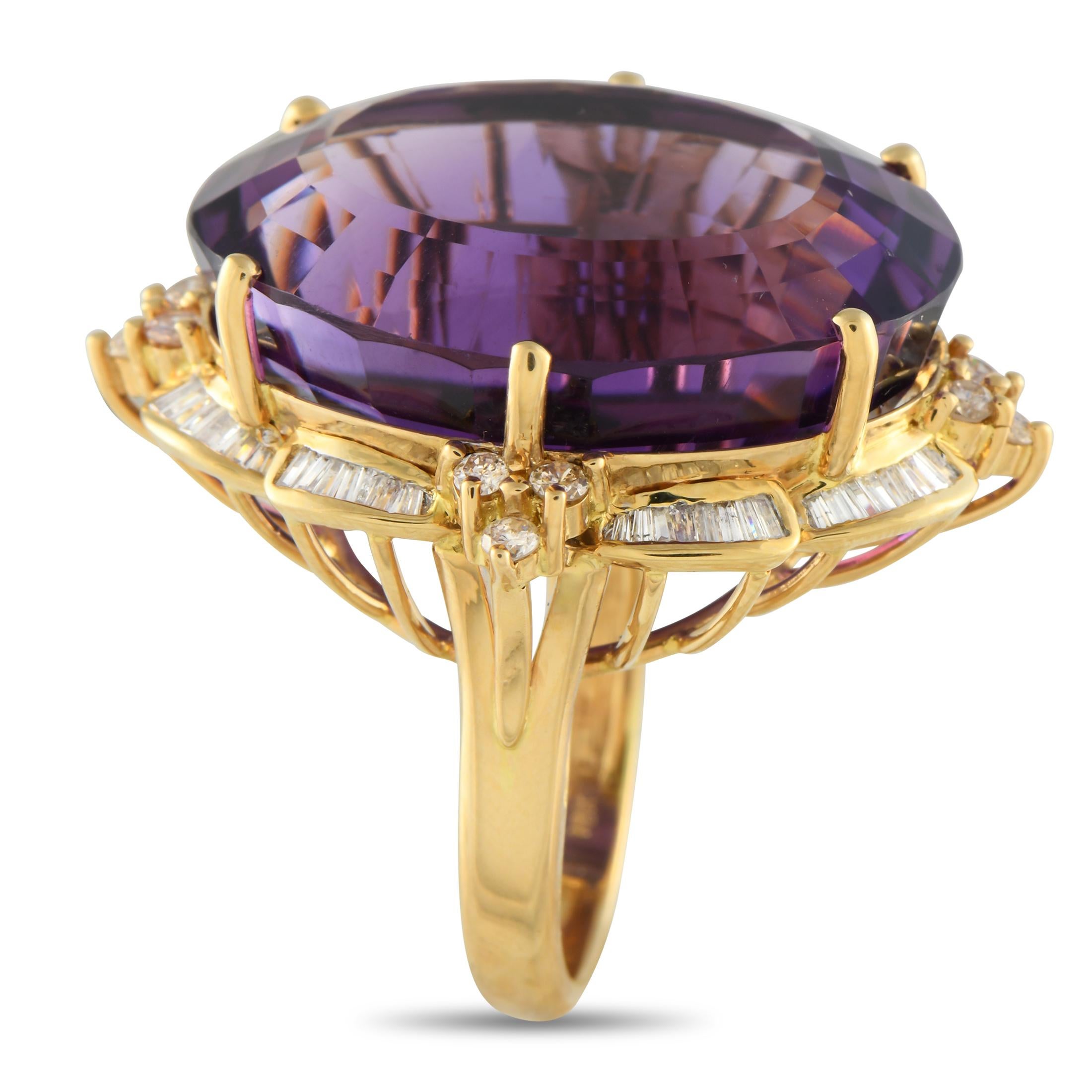 Une impressionnante pierre centrale en améthyste de 55 carats fait de cette bague une pièce de luxe qui ne cessera de vous couper le souffle. Cet accessoire élégant est serti d'or jaune 18 carats et de diamants totalisant 1,95 carat pour une touche
