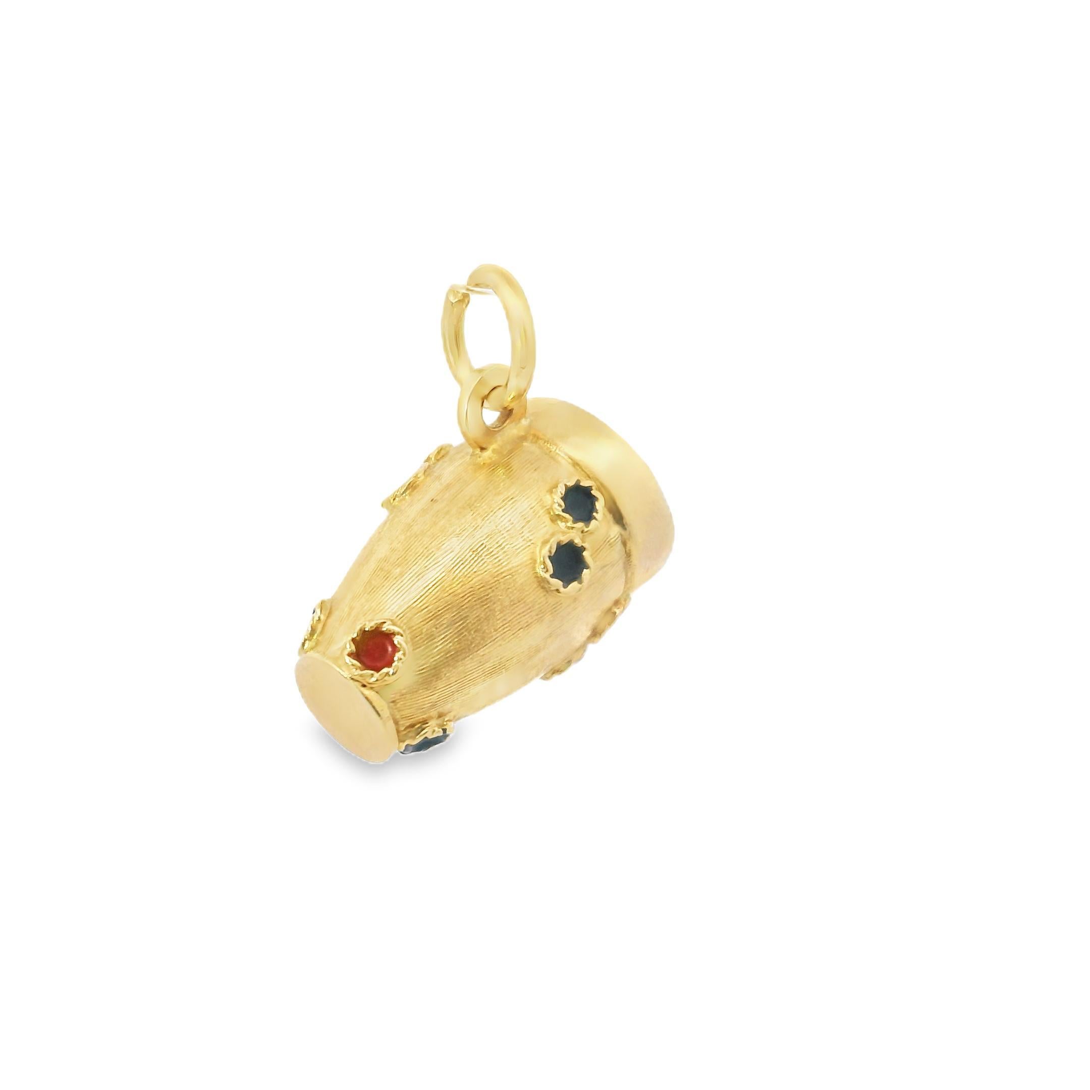 Taille ronde 18k Yellow Gold 1970s Charms Gold Pendant Bongo en vente