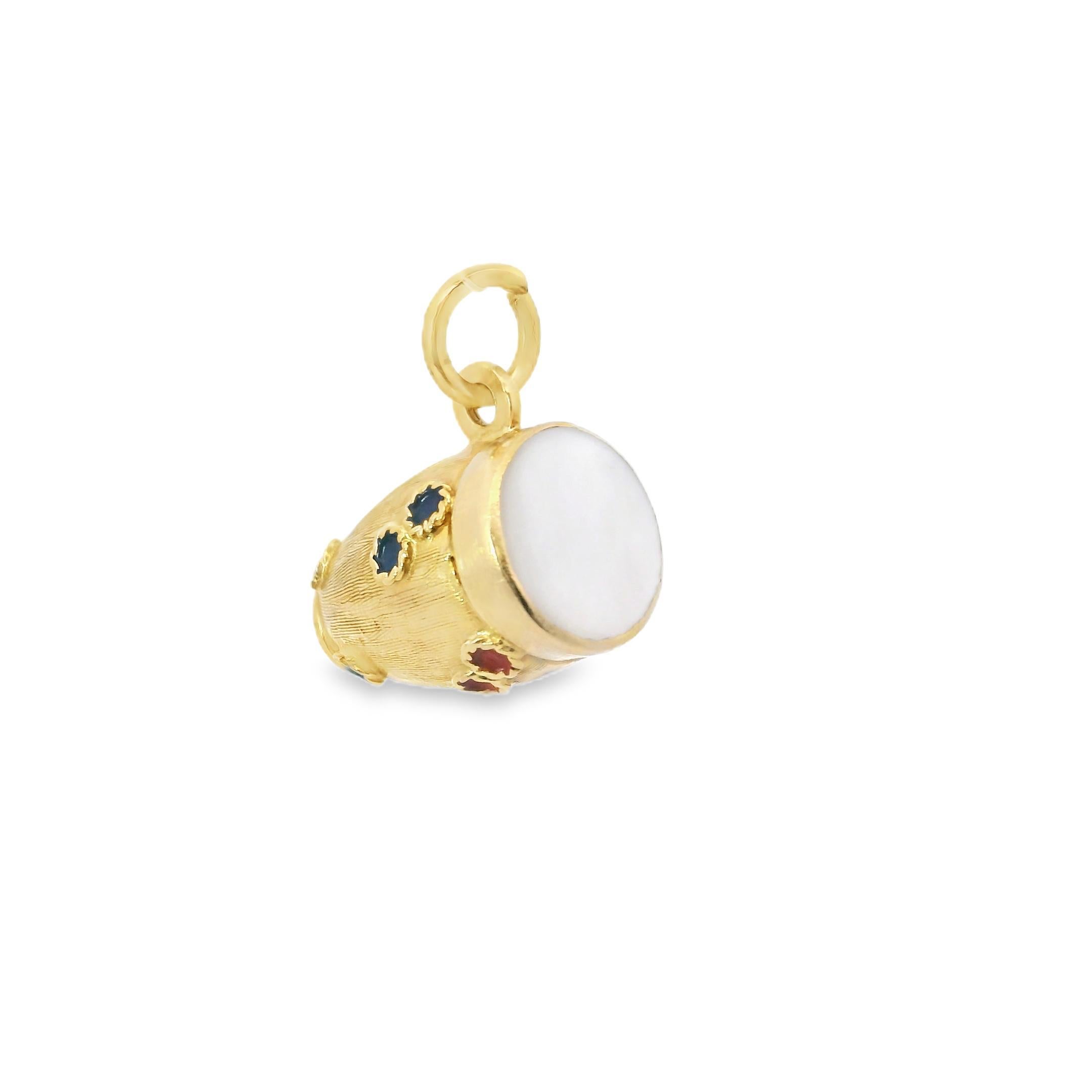 18k Yellow Gold 1970s Charms Gold Pendant Bongo Bon état - En vente à New York, NY