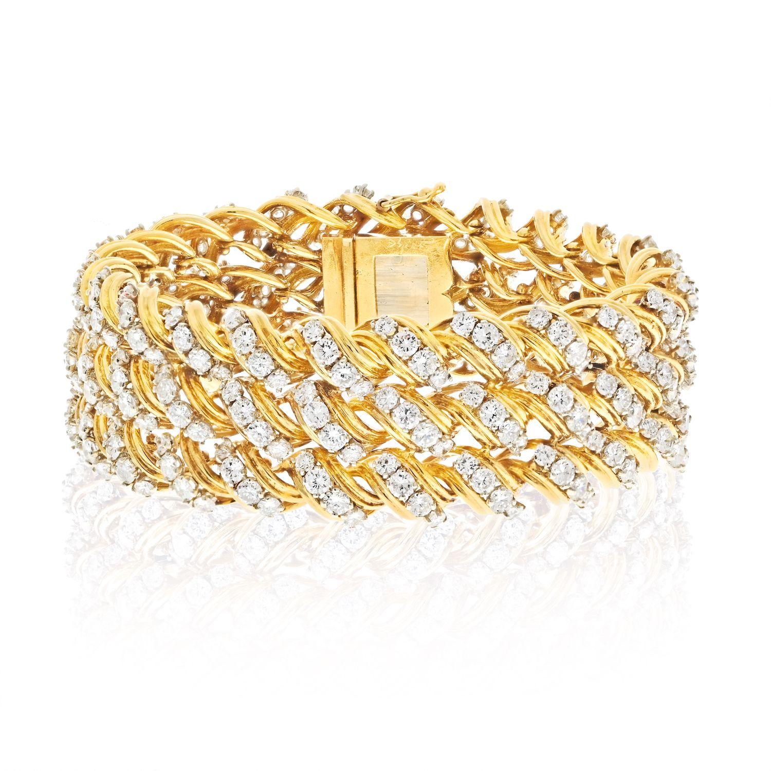 Ce bracelet en or jaune 18 carats des années 1970 est un véritable chef-d'œuvre de joaillerie. Les rangées torsadées de fils d'or confèrent au bracelet une texture unique et l'ajout de diamants de taille ronde sertis dans l'or rehausse encore sa