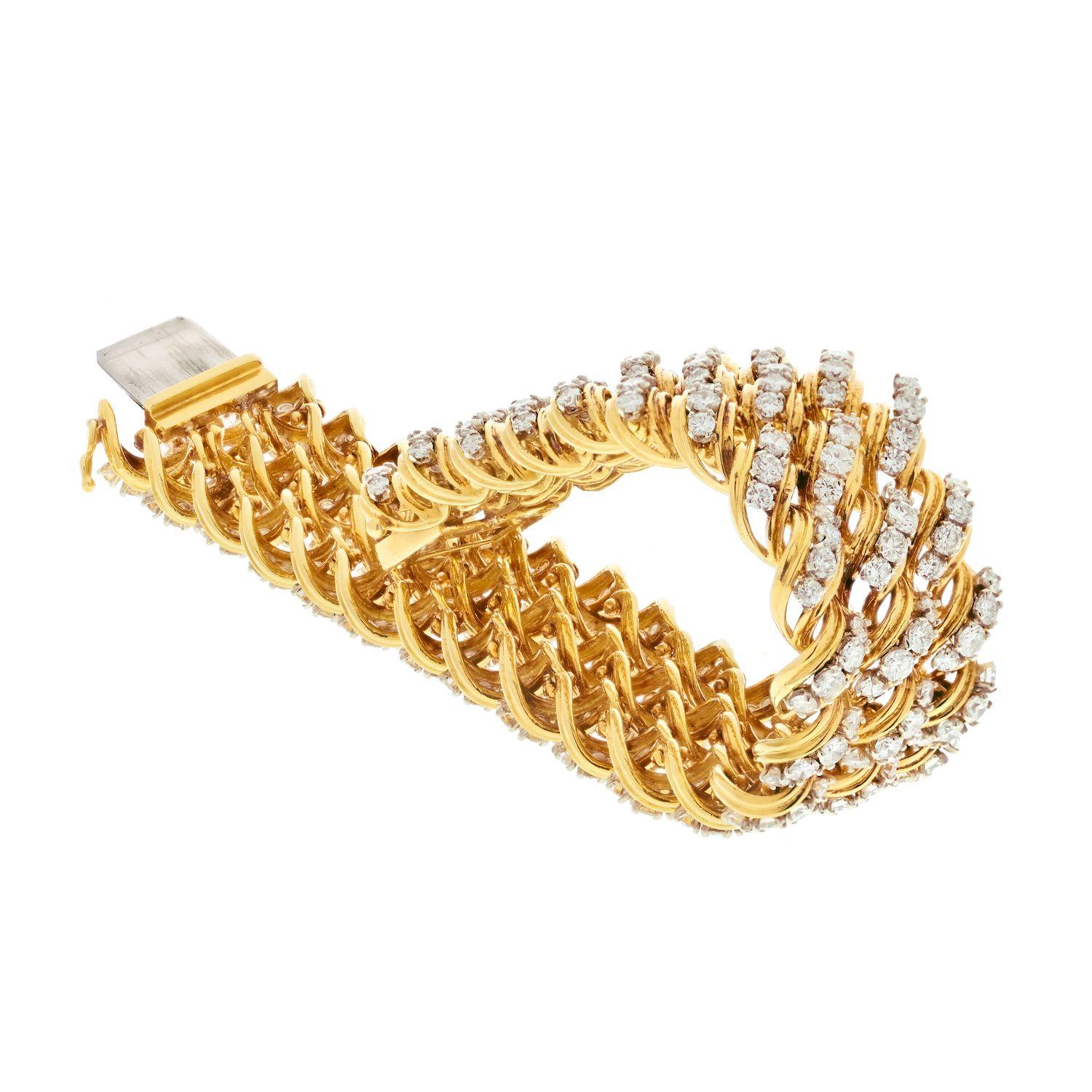 Moderne Bracelet en or jaune 18k des années 1970 avec diamants multi-rangs en vente