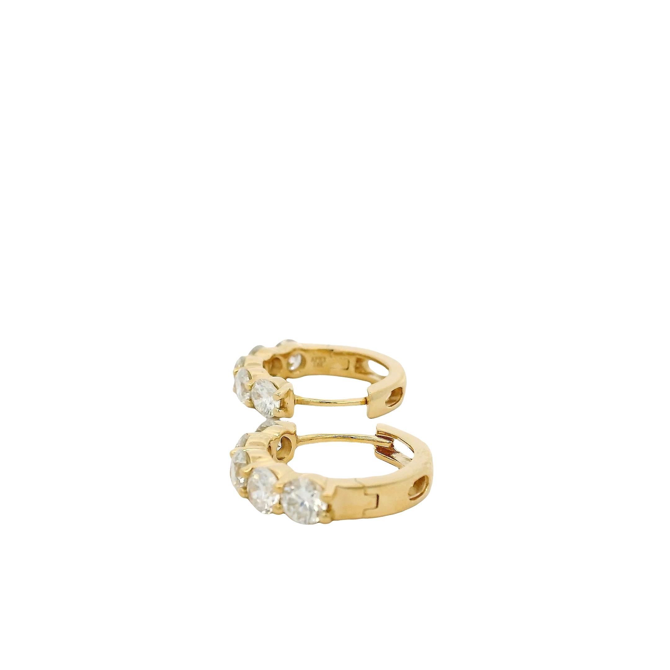 Boucles d'oreilles Huggie en or jaune 18k avec 1,97ctw de diamant en vente 4