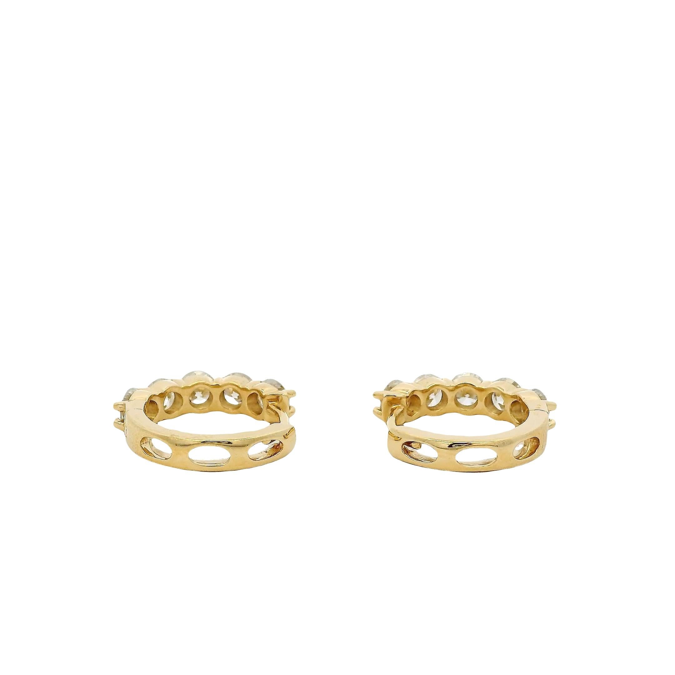 Boucles d'oreilles Huggie en or jaune 18k avec 1,97ctw de diamant en vente 6