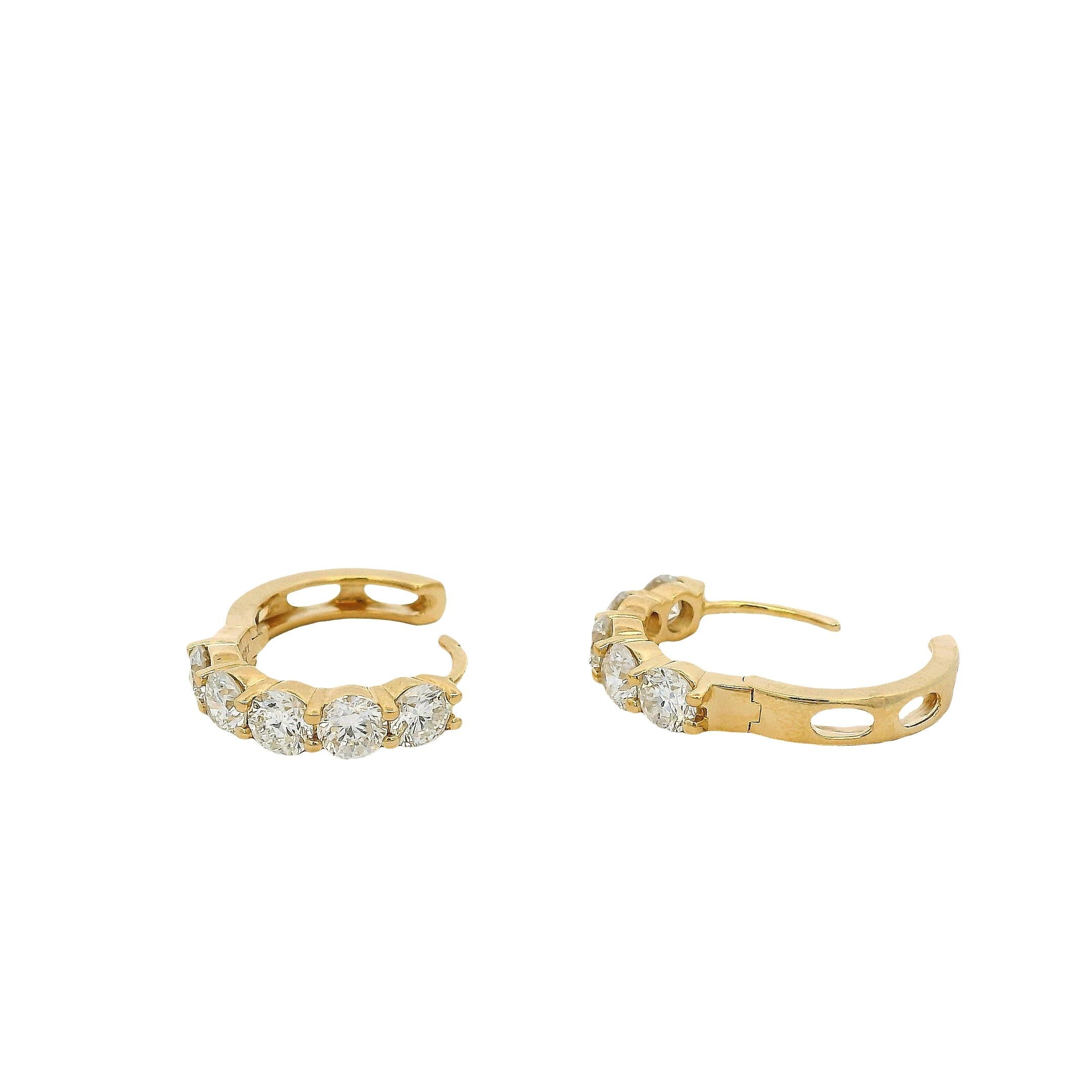 Boucles d'oreilles Huggie en or jaune 18k avec 1,97ctw de diamant en vente 7