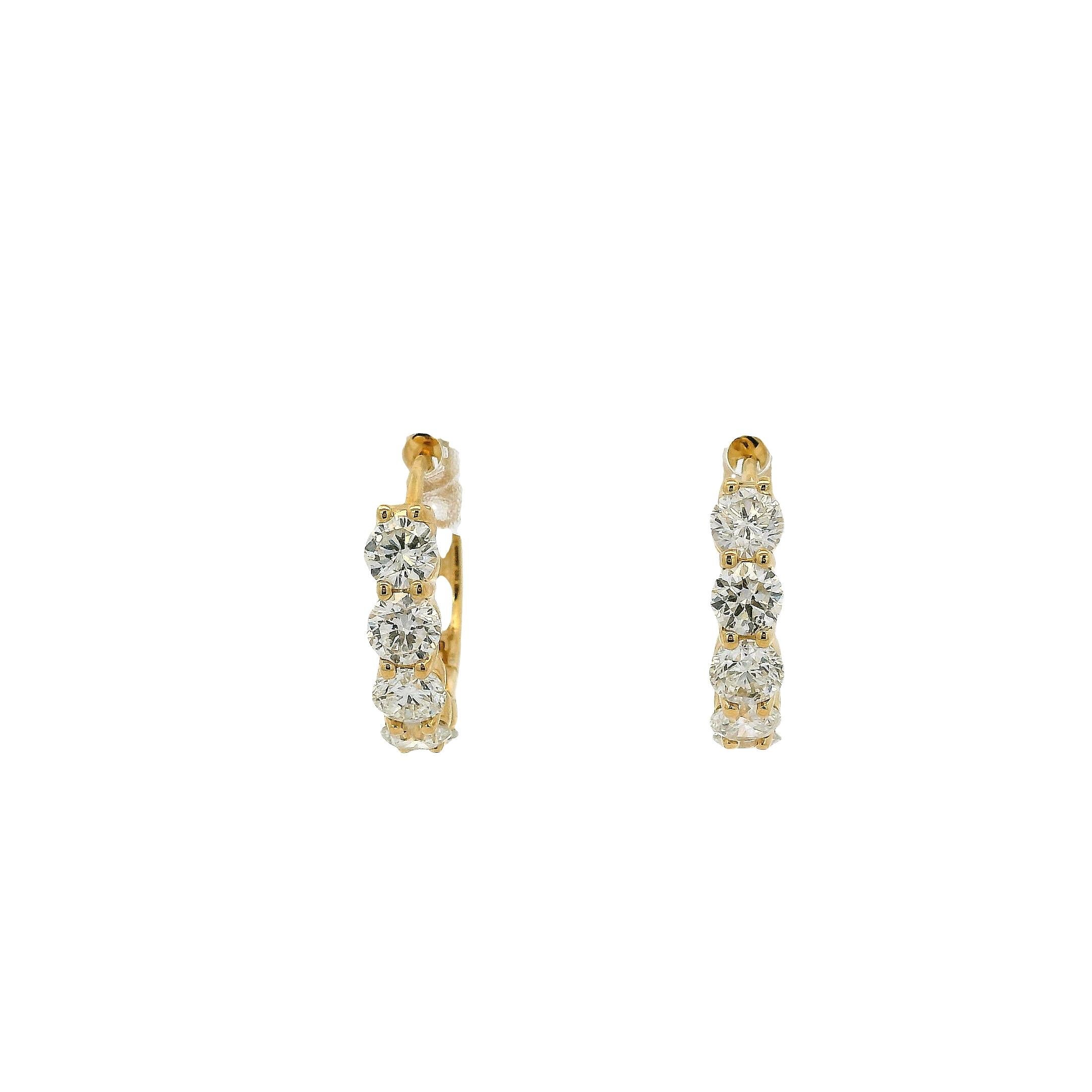 Boucles d'oreilles Huggie en or jaune 18k avec 1,97ctw de diamant

Ces élégantes boucles d'oreilles Huggie en diamant de 1,97ctw sont en excellent état et prêtes à être expédiées.

Matériau : Or jaune 18k
Détails des diamants : Les boucles