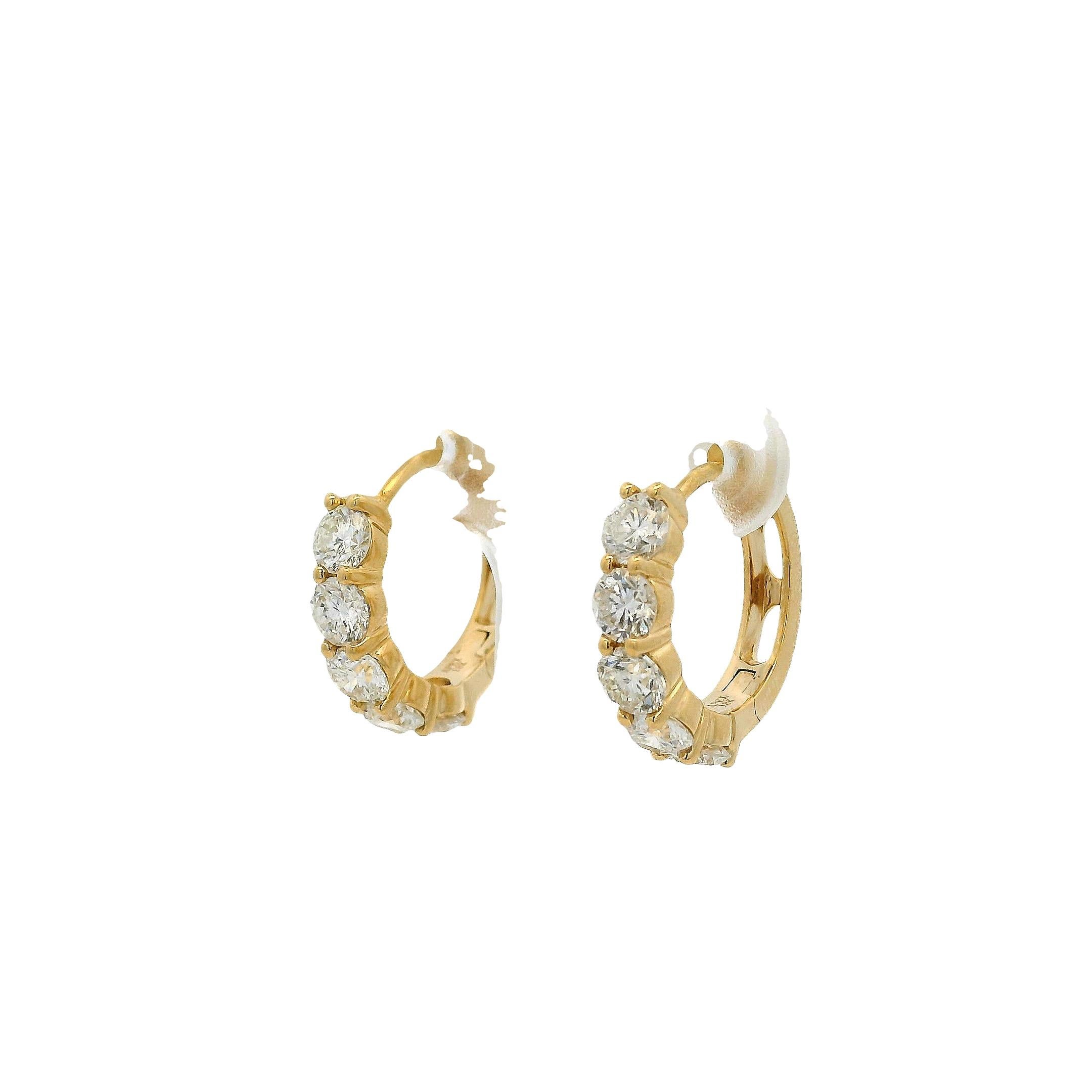 Moderne Boucles d'oreilles Huggie en or jaune 18k avec 1,97ctw de diamant en vente