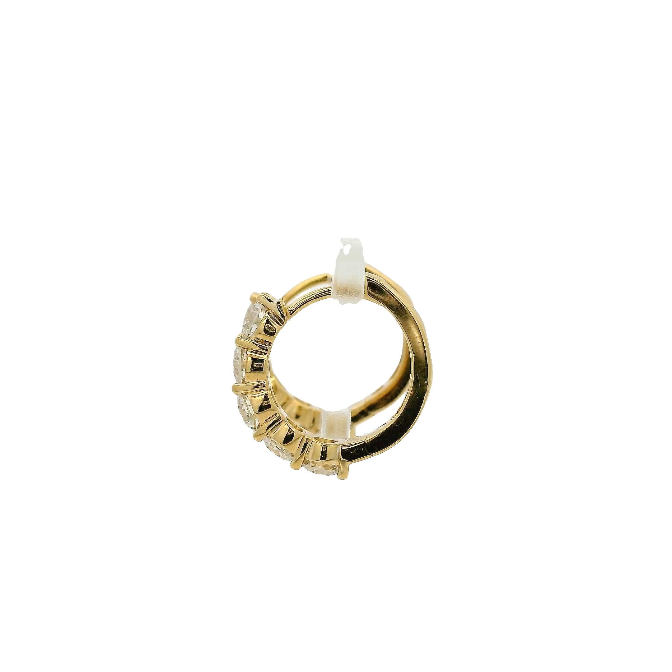 Taille ronde Boucles d'oreilles Huggie en or jaune 18k avec 1,97ctw de diamant en vente