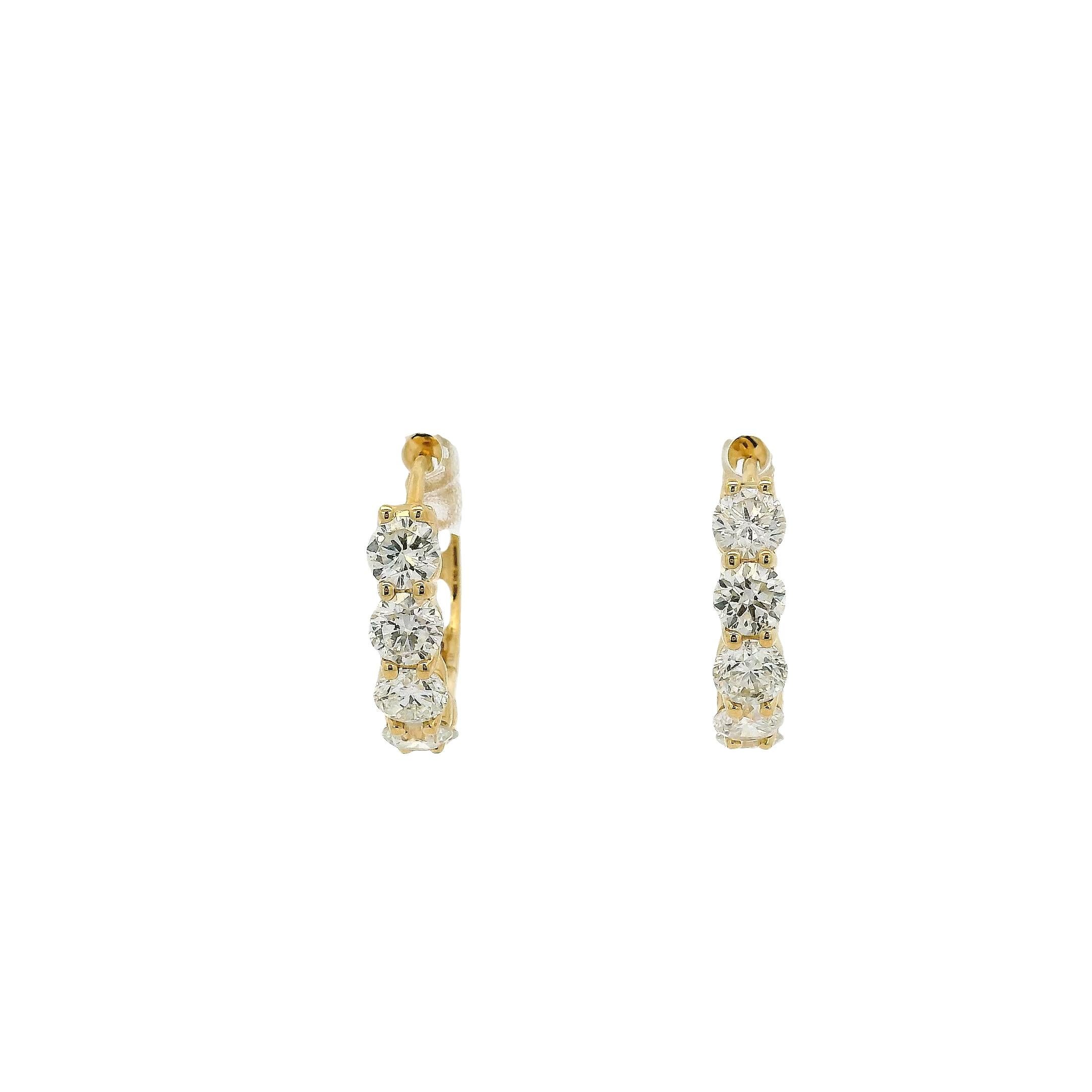 Boucles d'oreilles Huggie en or jaune 18k avec 1,97ctw de diamant en vente 1