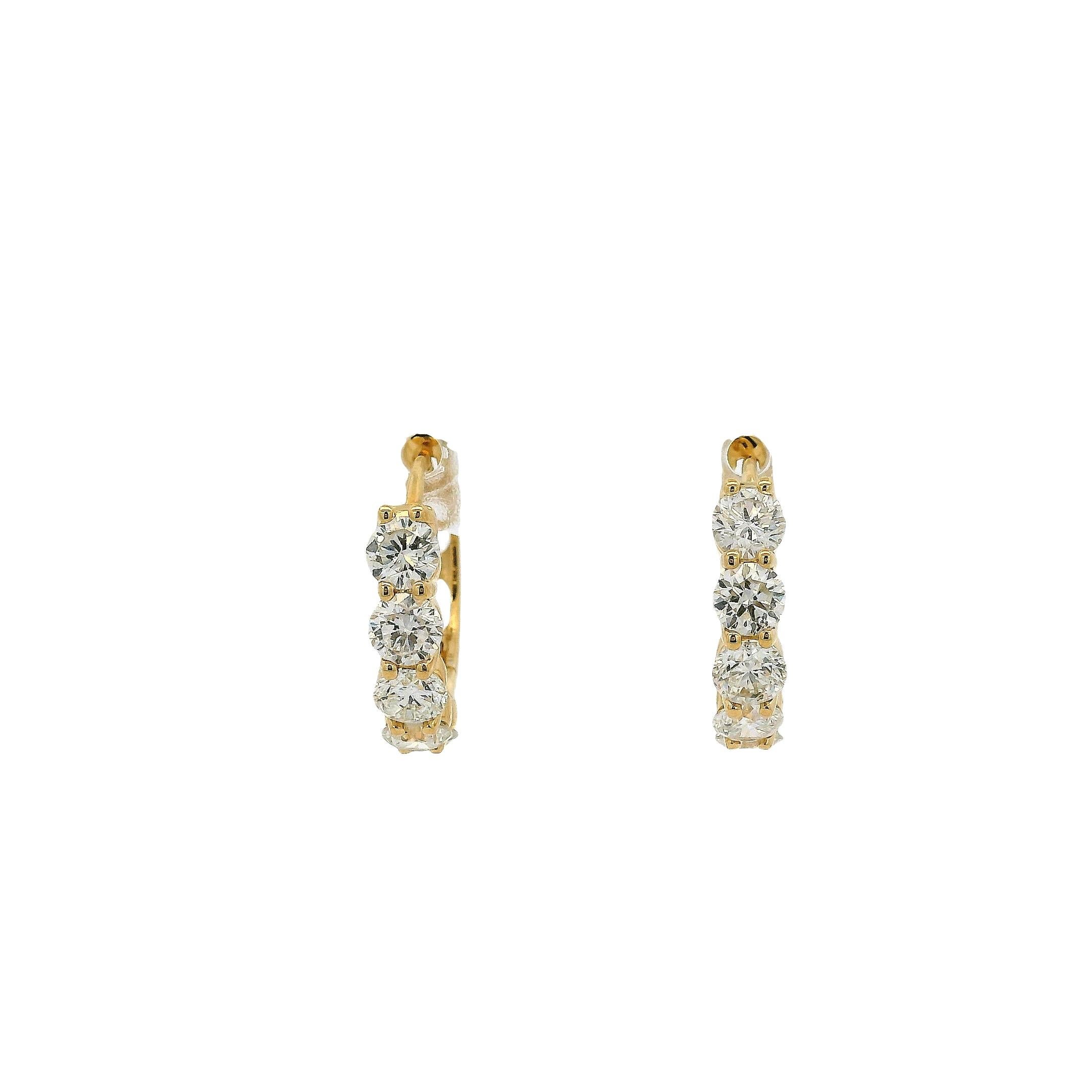 Boucles d'oreilles Huggie en or jaune 18k avec 1,97ctw de diamant en vente 2
